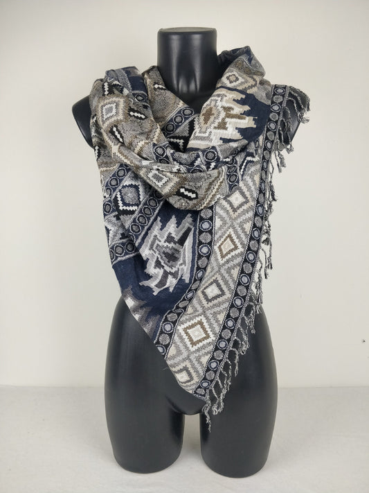 Pashmina Jyoti aus mehrfarbiger und reversibler Viskose. Inka-Muster, Blau- und Grautöne.