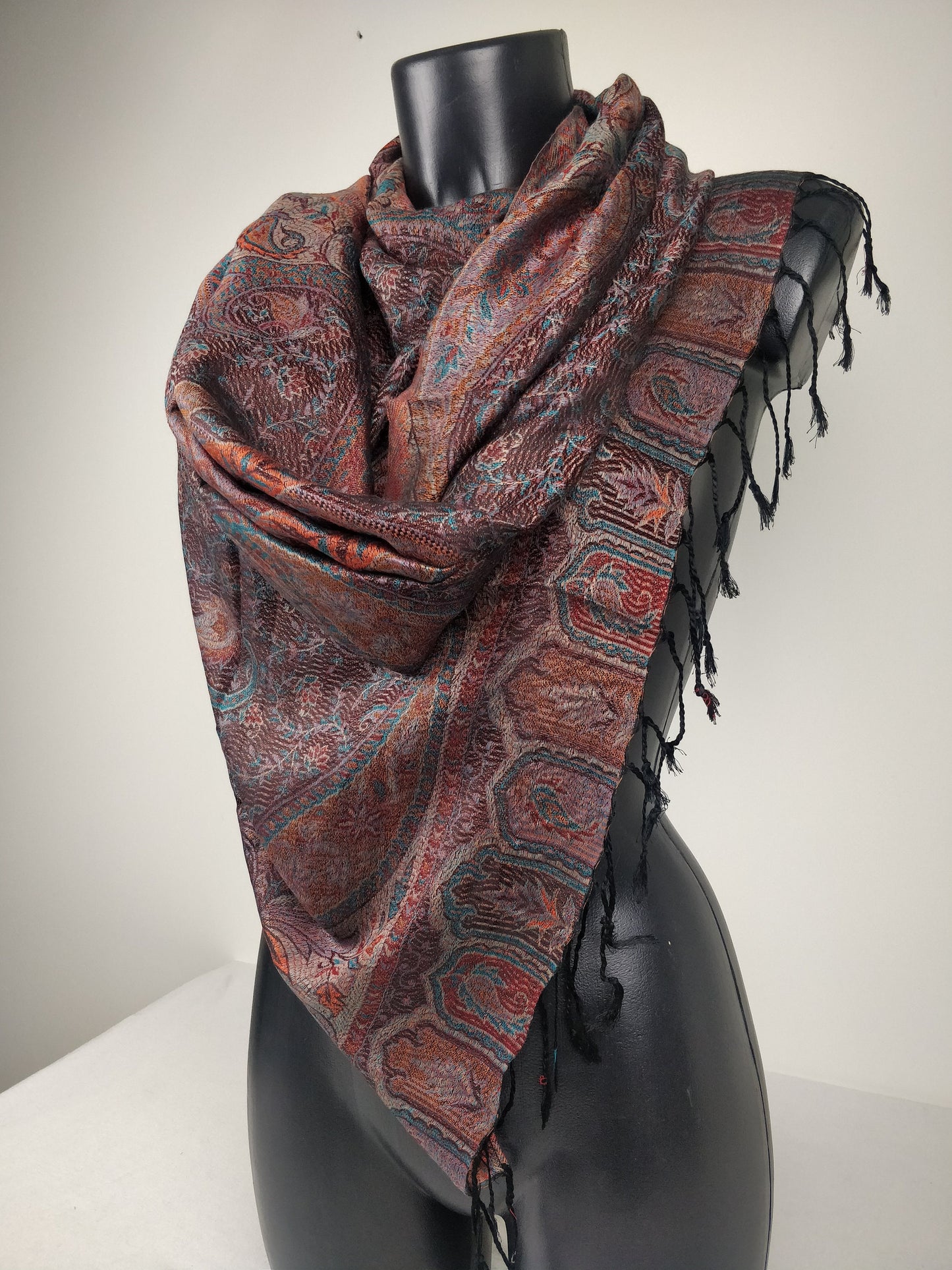 Pashmina Mangal réversible en modal / soie. Echarpe motif paisley marron.