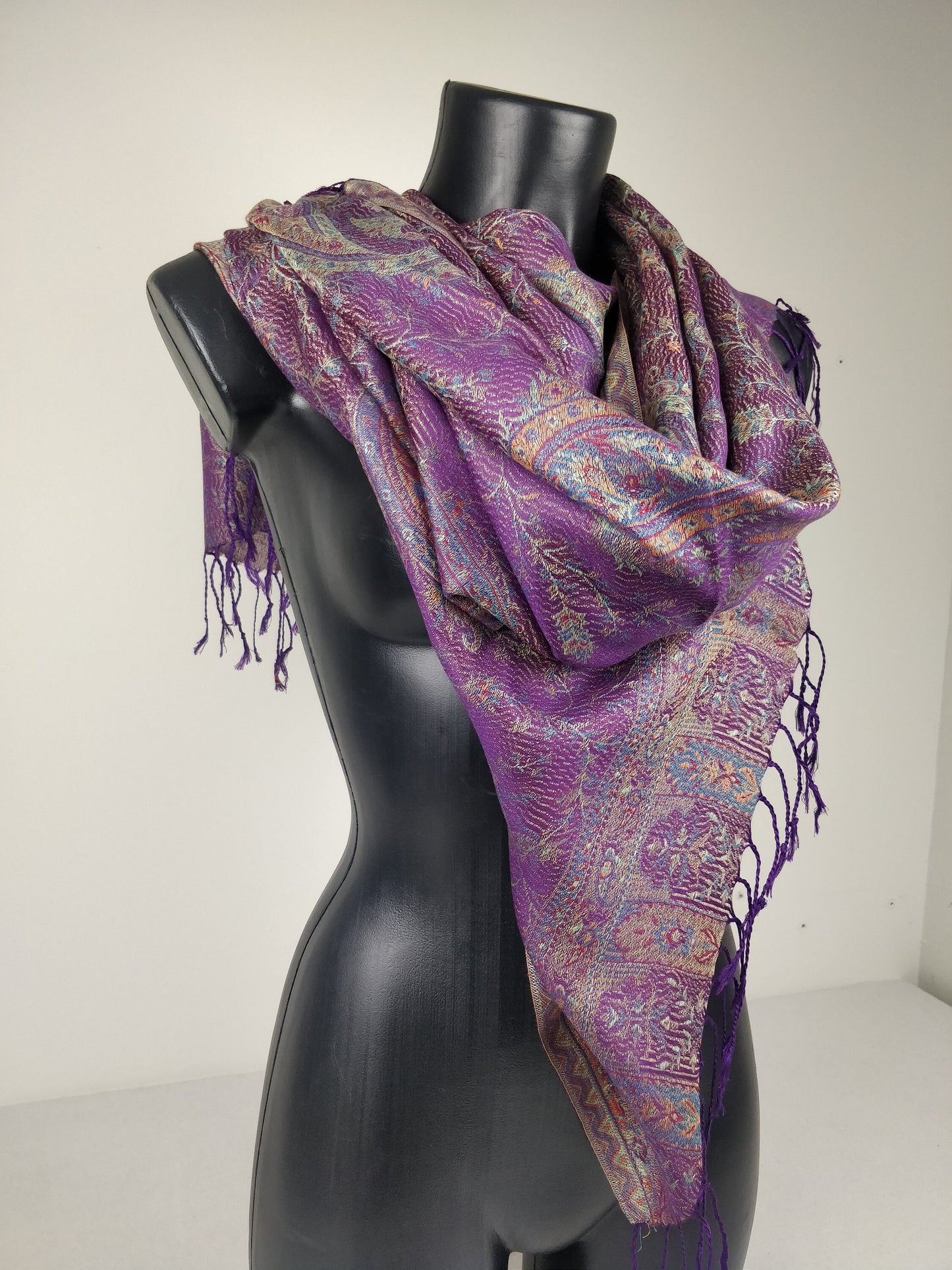 Wende-Mangal-Pashmina aus Modal/Seide. Lila Schal mit Paisley-Muster.