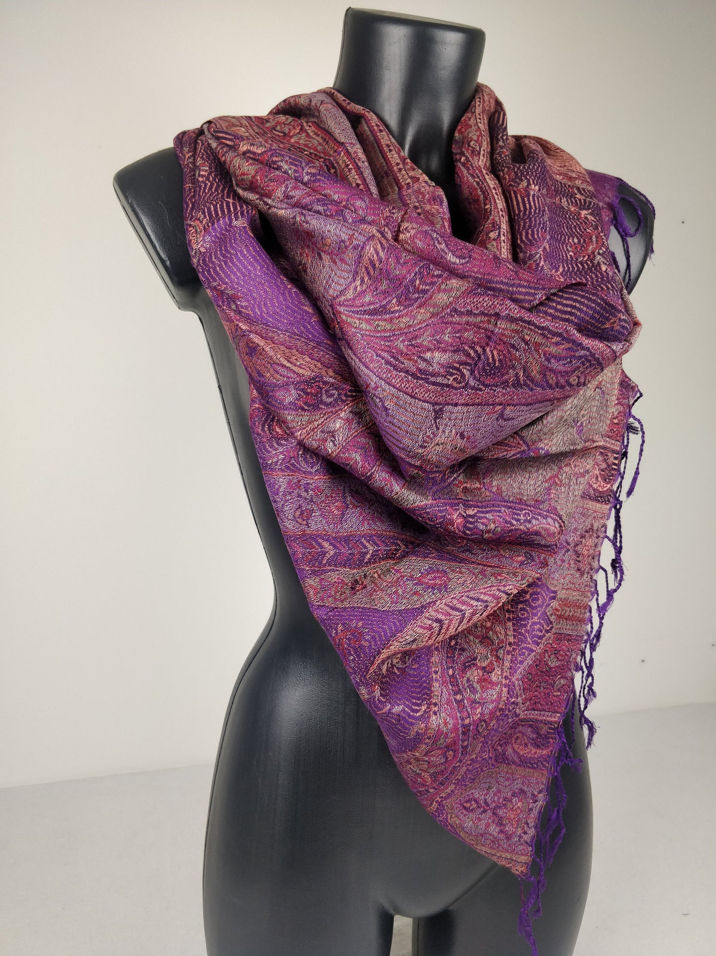 Pashmina Mangal réversible en modal / soie. Echarpe aux motifs paisley violet.