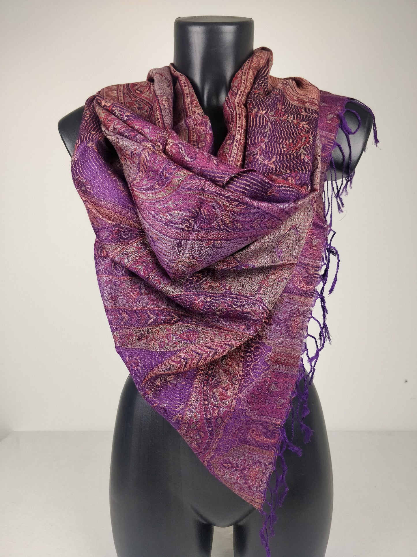 Pashmina Mangal réversible en modal / soie. Echarpe aux motifs paisley violet.