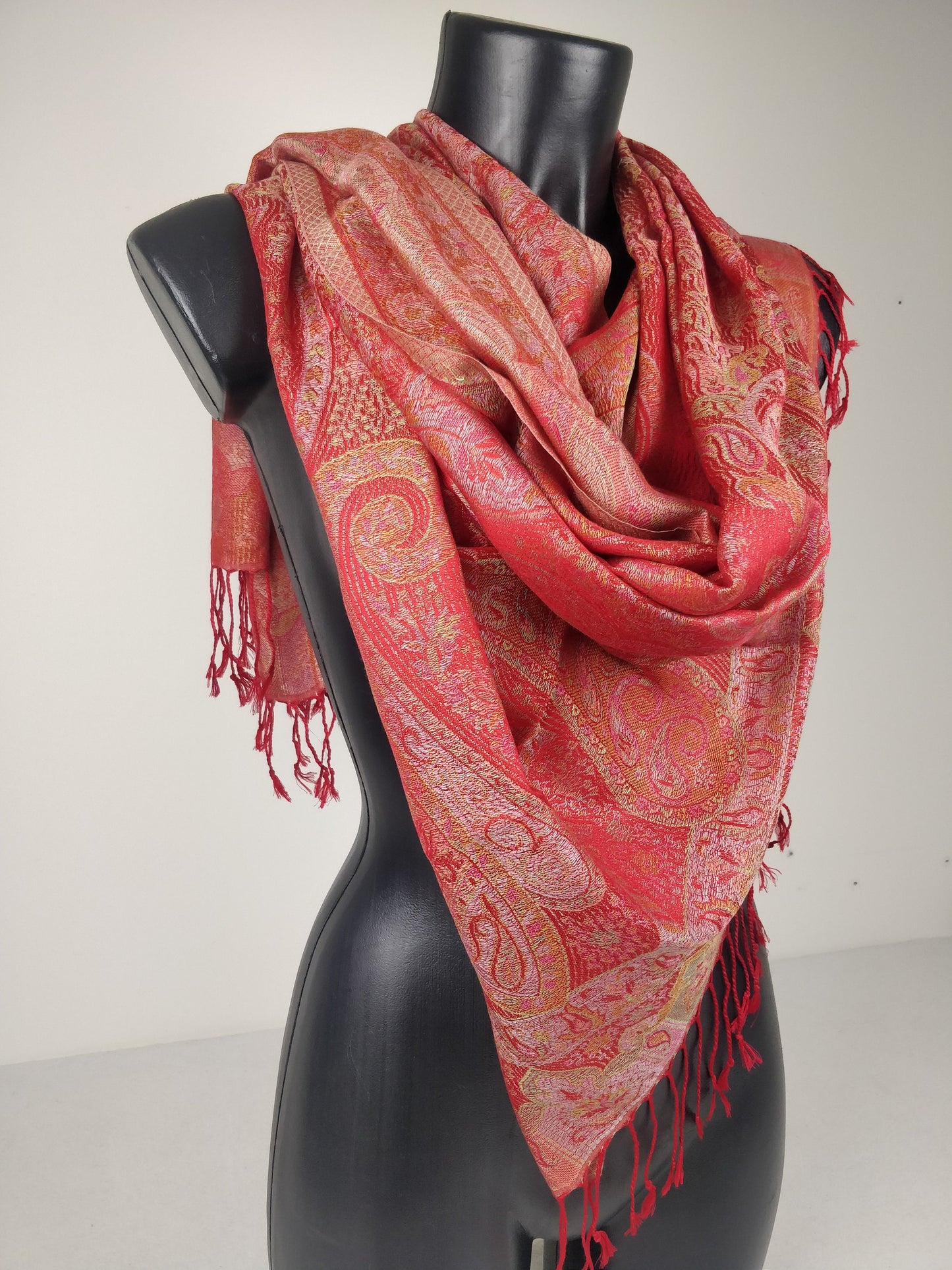 Wende-Mangal-Pashmina aus Modal/Seide. Rotes und grünes Paisley-Muster.