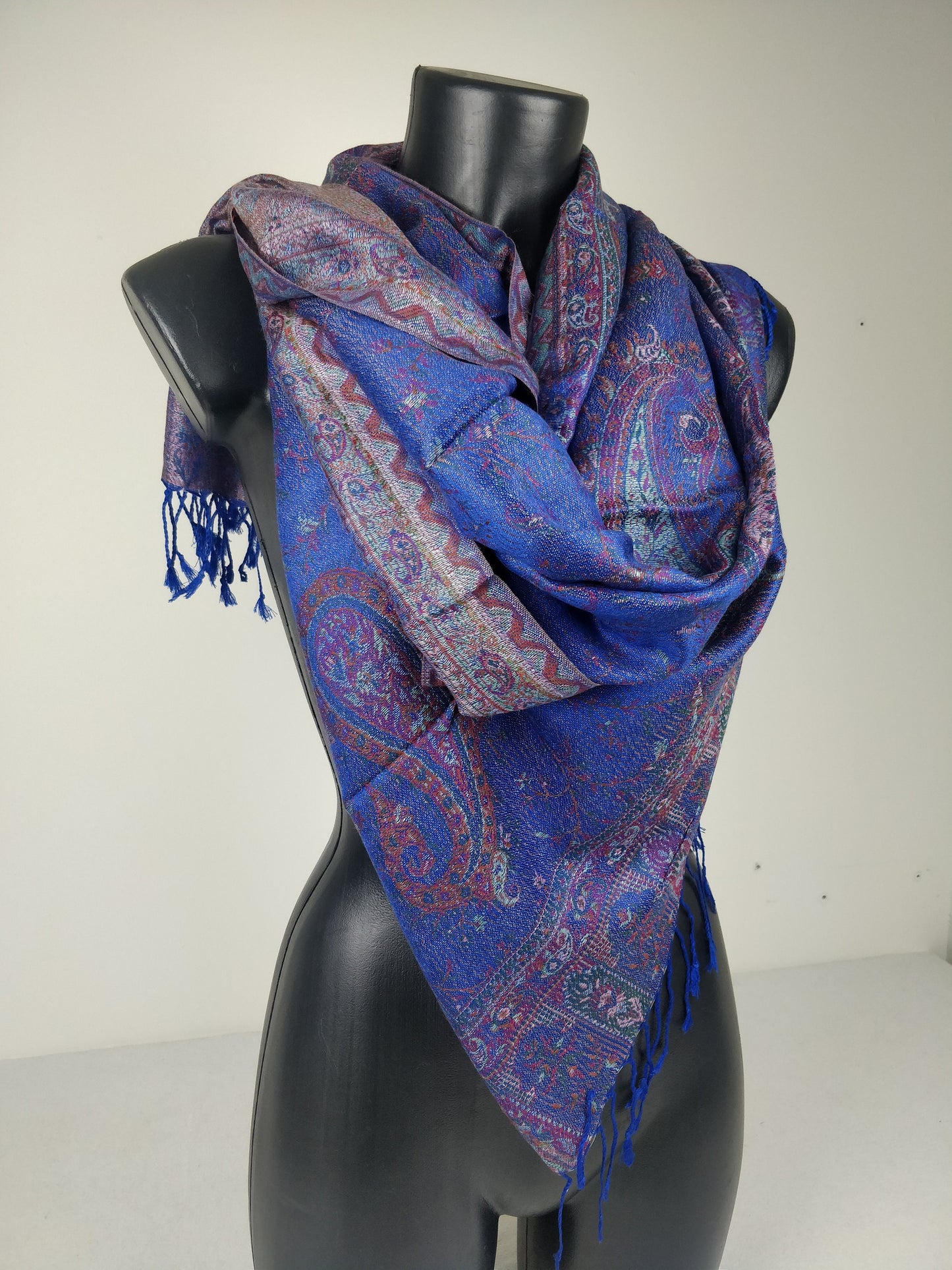 Pashmina Mangal réversible en modal / soie. Motif paisley bleu.