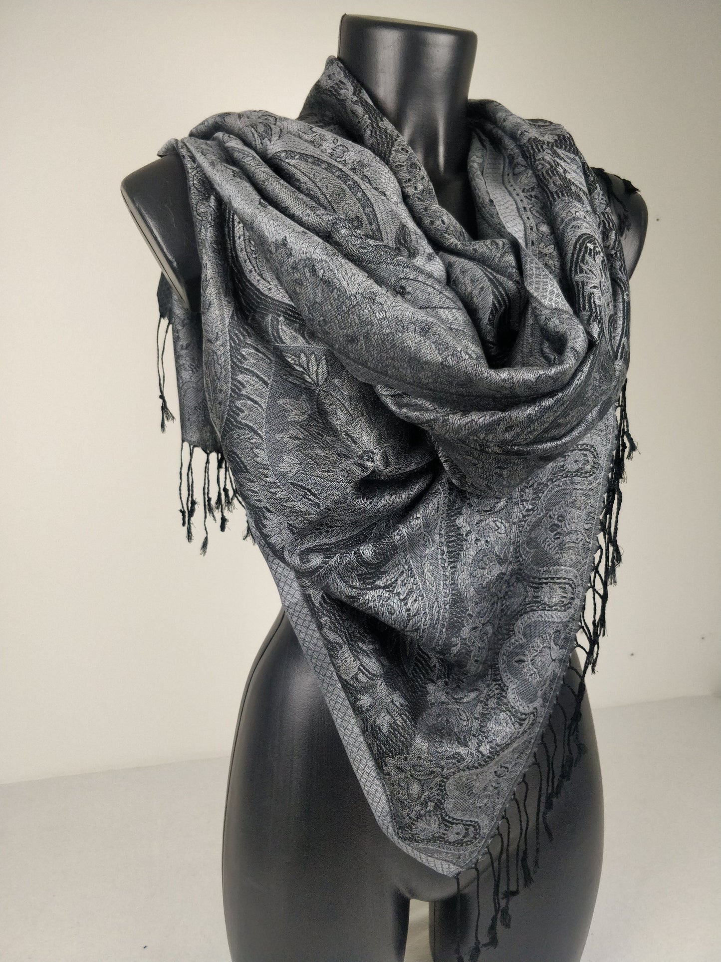 Pashmina Mangal réversible en modal / soie. Echarpe motif paisley noir.