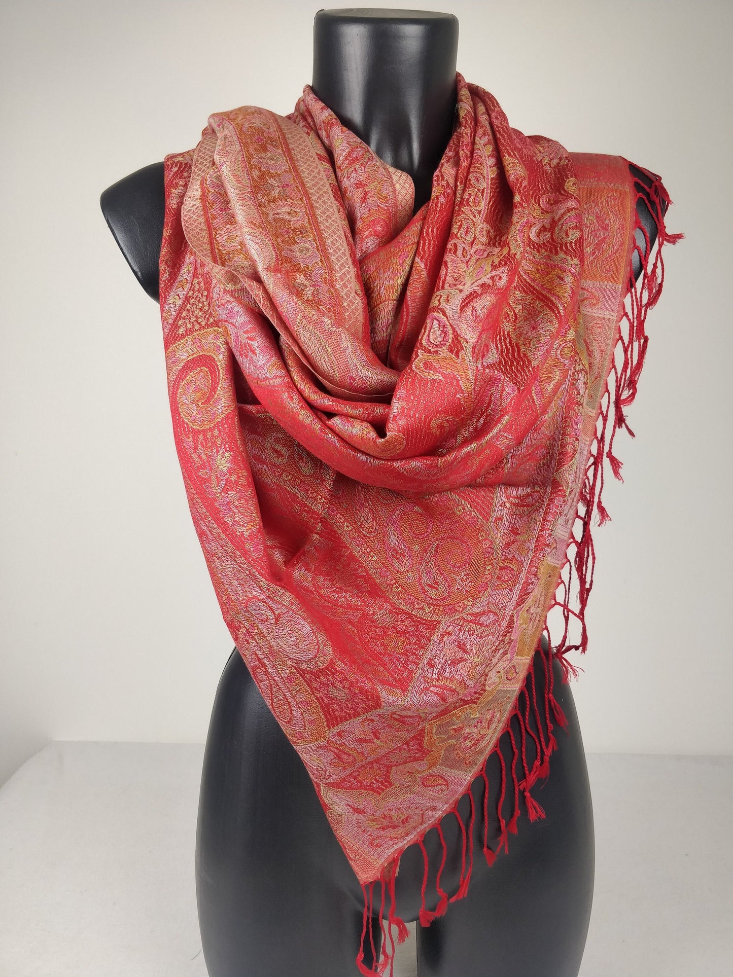 Wende-Mangal-Pashmina aus Modal/Seide. Rotes und grünes Paisley-Muster.