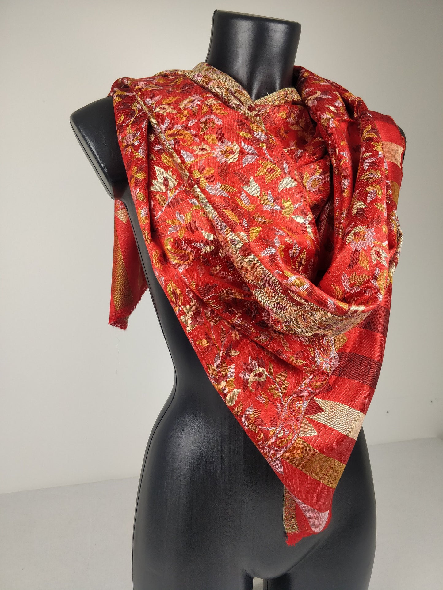 Wende-Pashmina Anjana aus Modal. Roter Schal mit Blumenmuster.