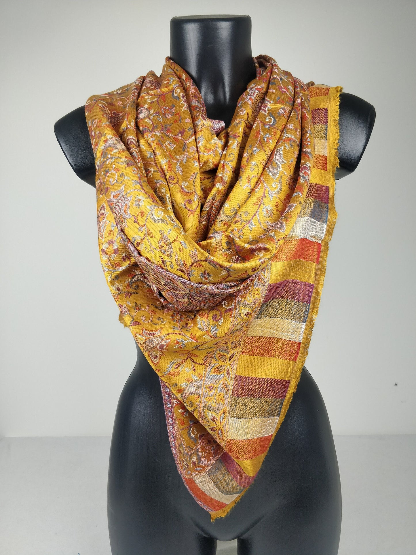 Pashmina Anjana réversible en modal. Echarpe motif paisley jaune.