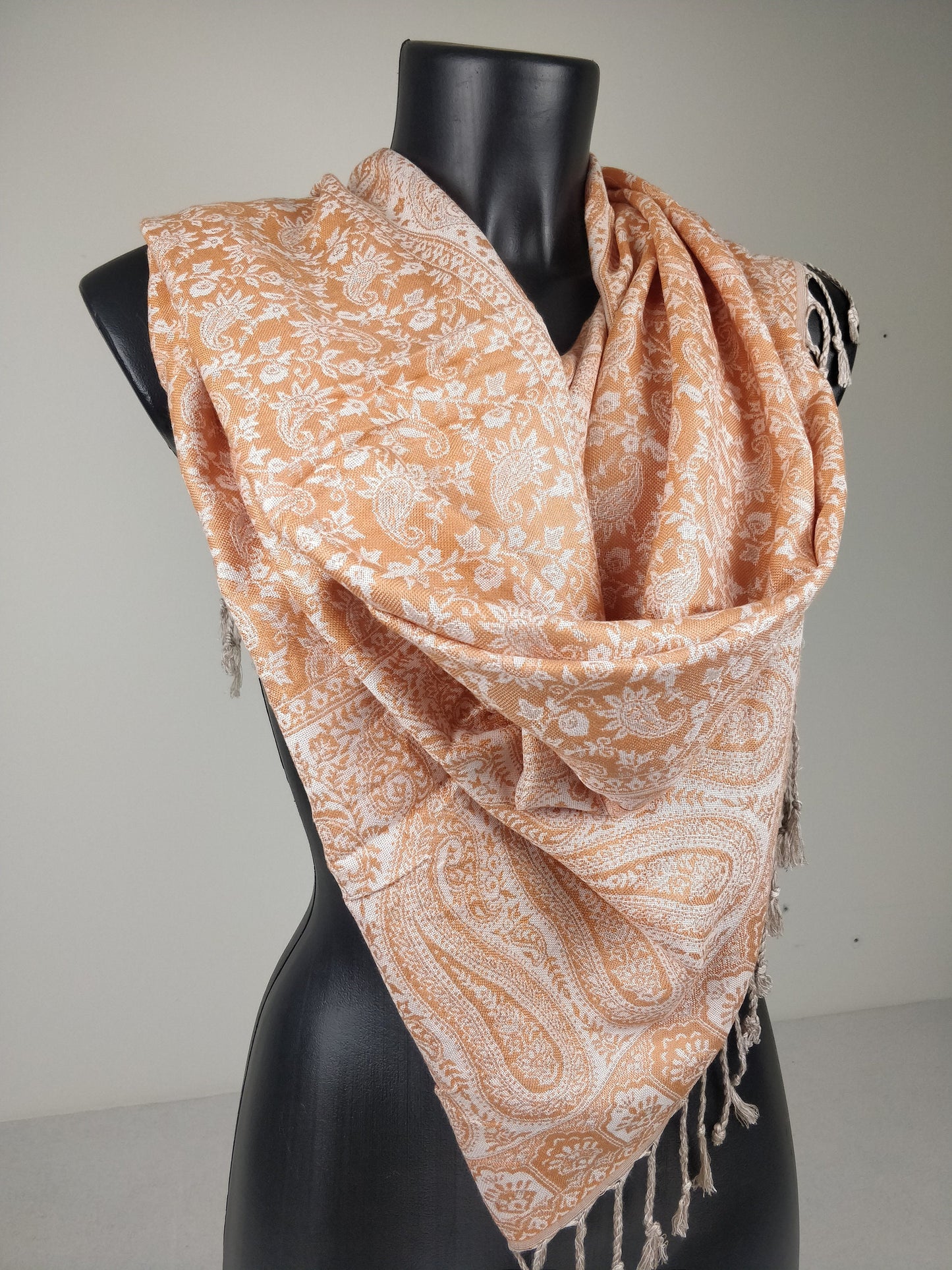 Sankya Wende-Pashmina aus Viskose. Orangefarbenes Paisley-Muster.