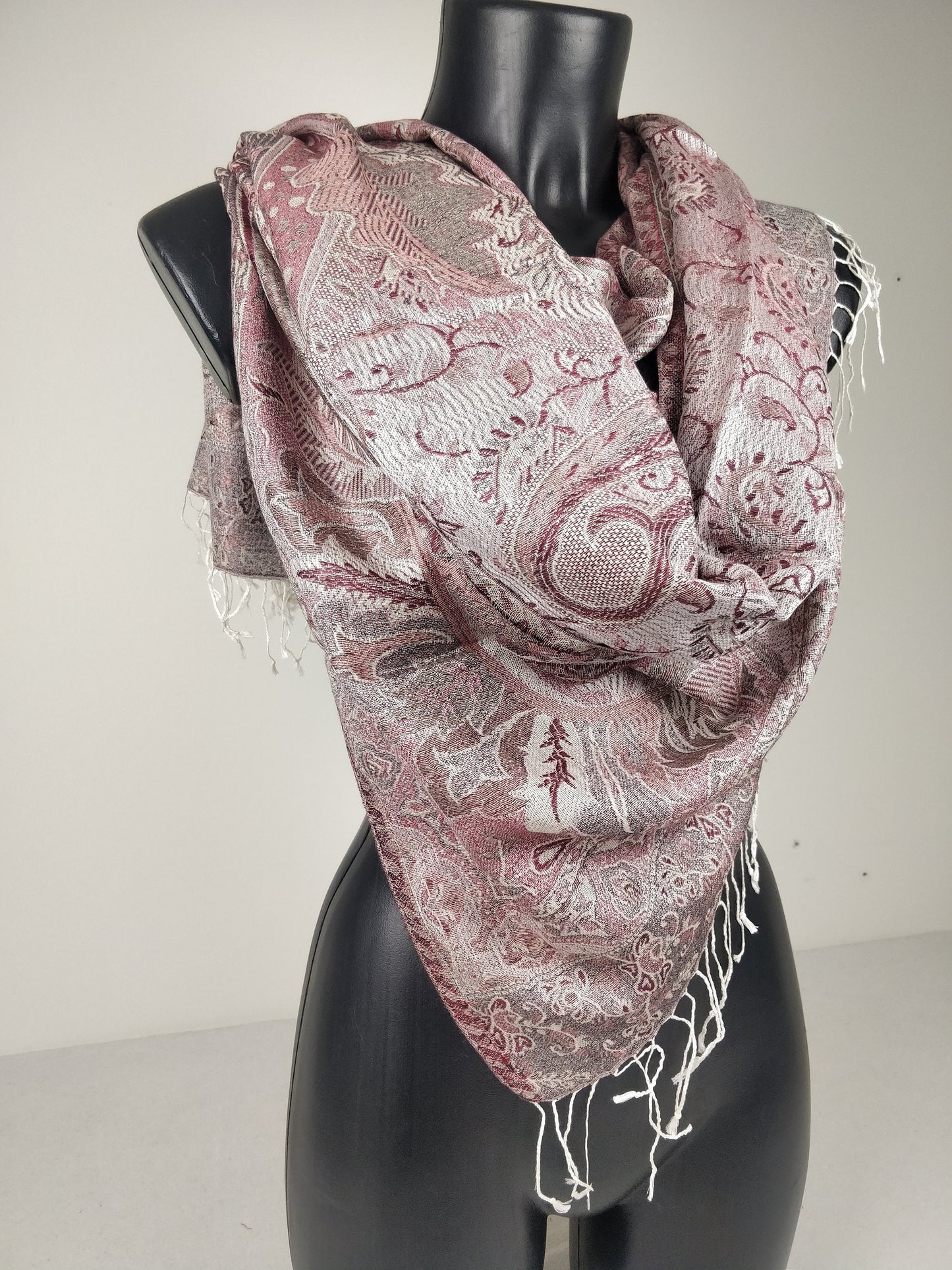 Pashmina Mangal réversible en modal / soie. Echarpe motif paisley rose et blanc.