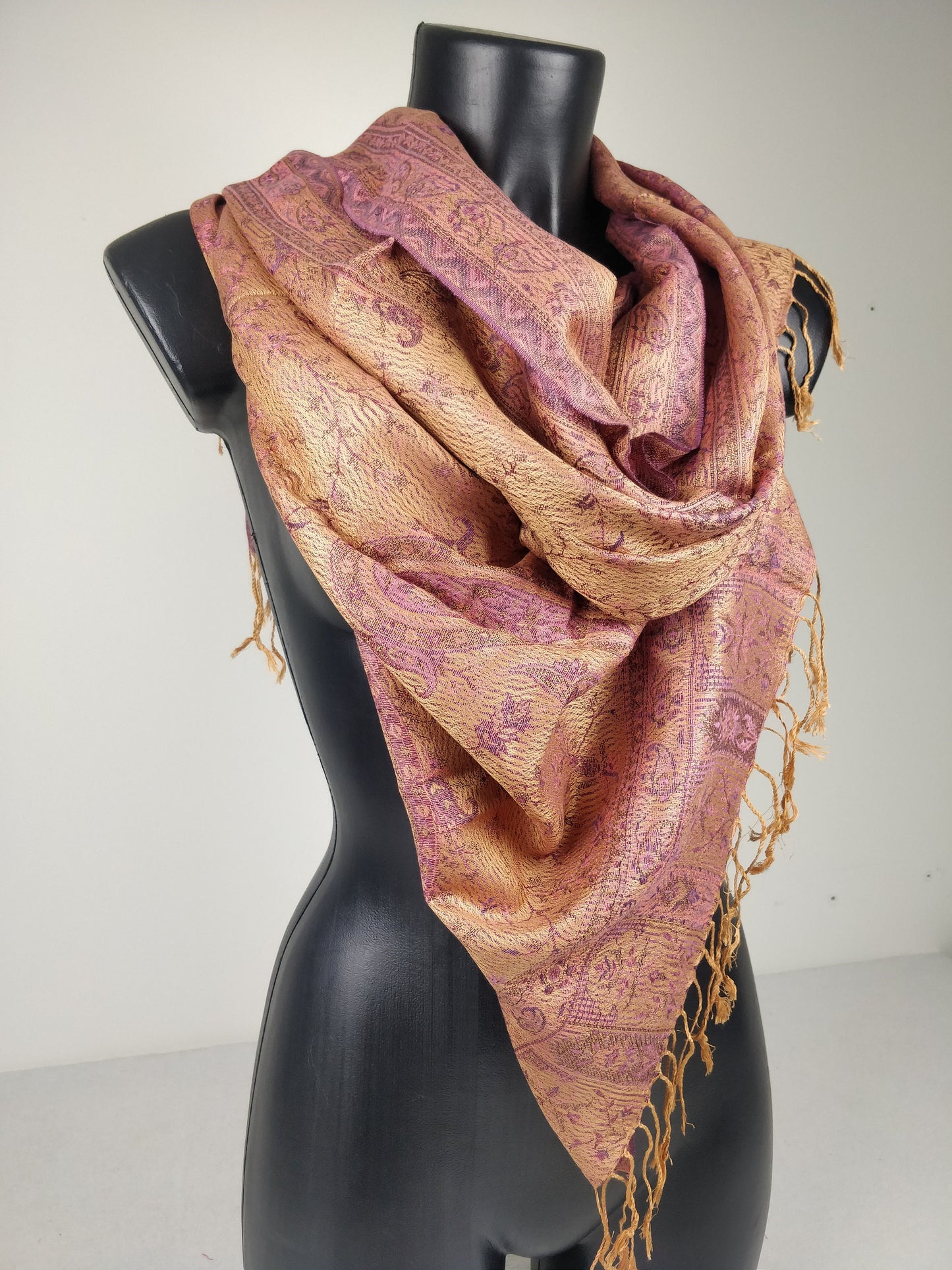 Wendbarer Mangal-Pashmina aus Modal/Seide. Braunes und rosa Paisley-Muster.