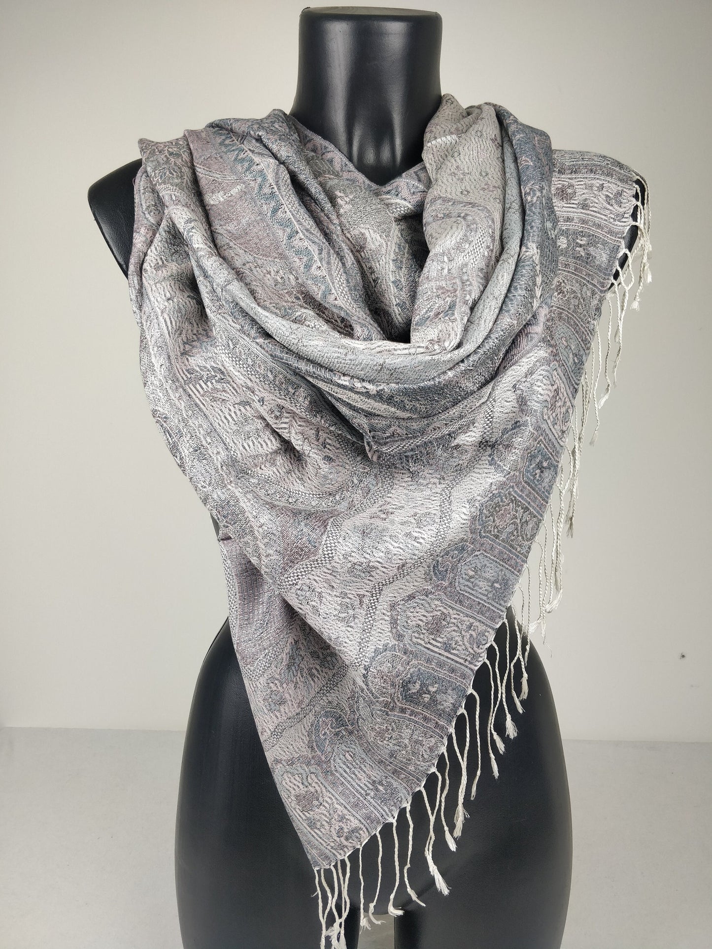 Pashmina Mangal réversible en modal / soie. Motif paisley gris et blanc.