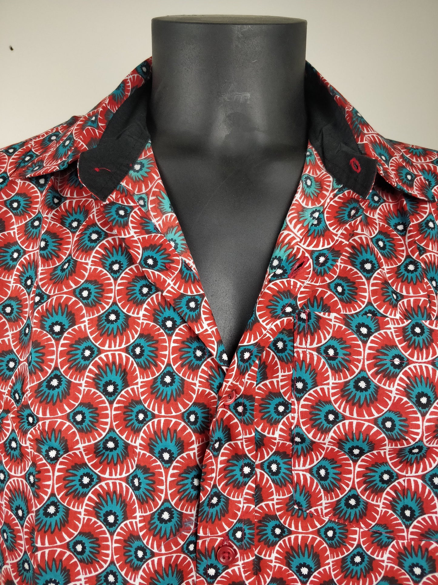 Chemise homme Ribhu manches courtes. Chemise en coton. Motifs ethnique rouge et bleu.