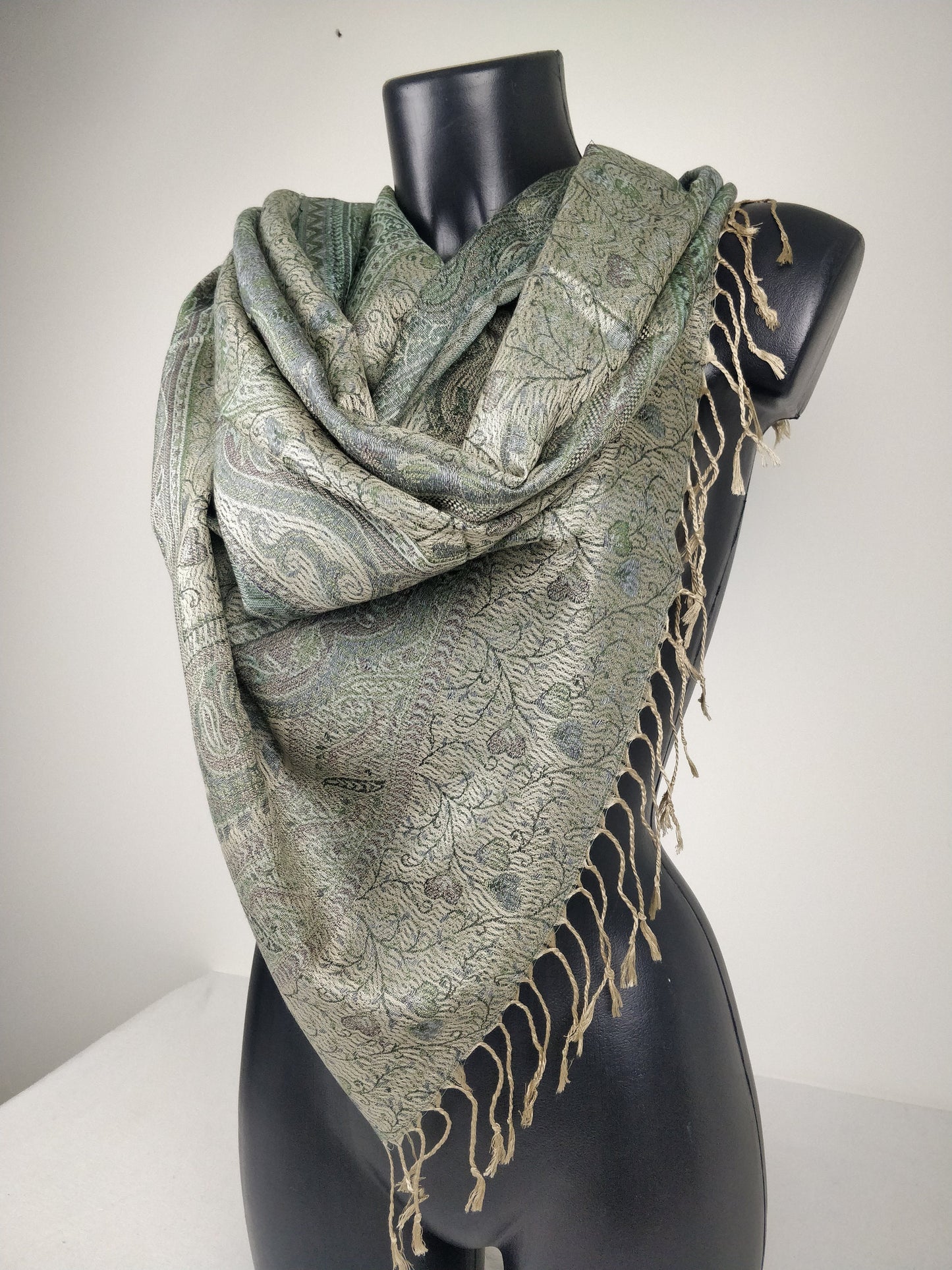 Pashmina Mangal réversible en modal / soie. Echarpe motif paisley vert.