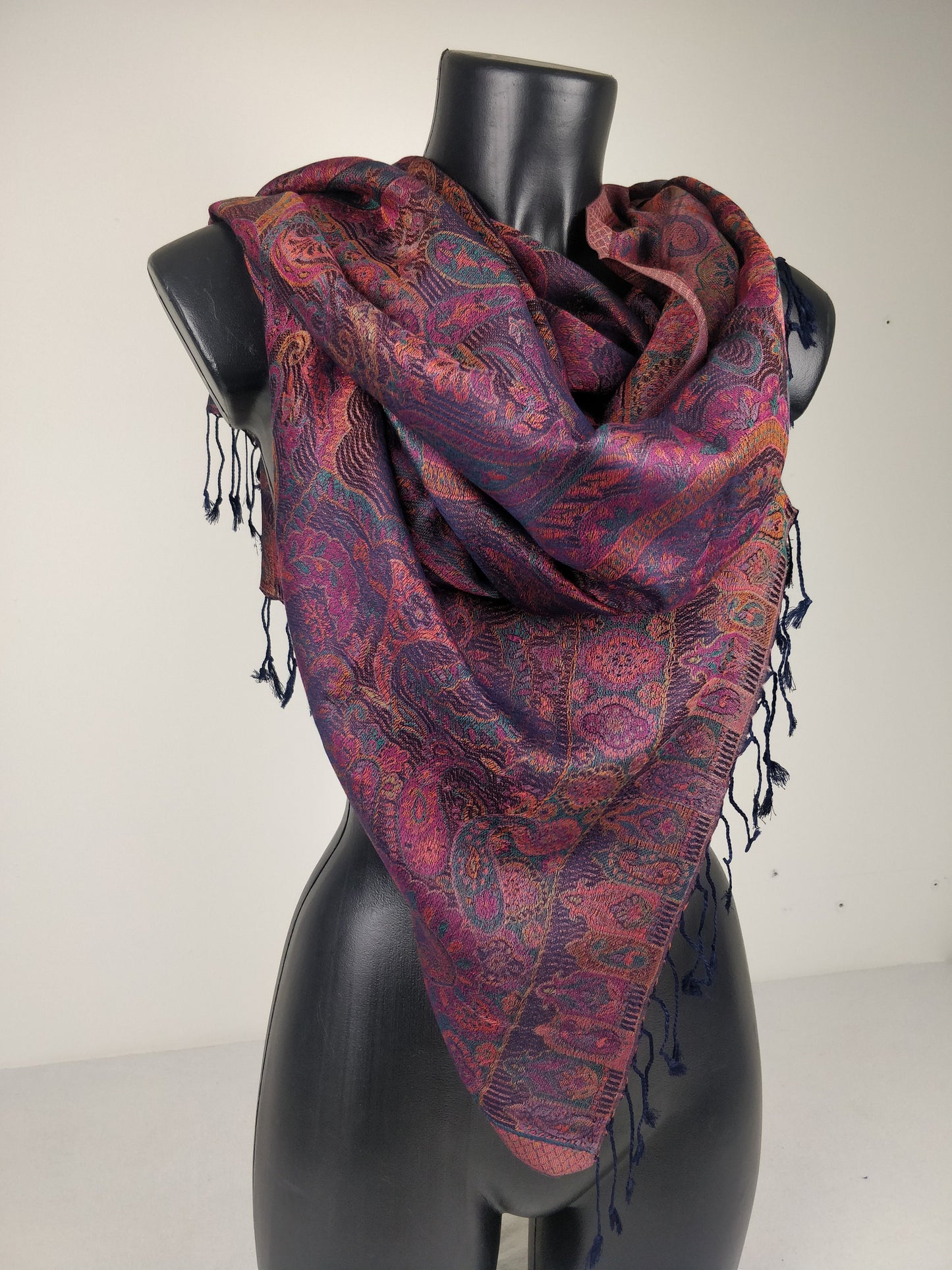 Pashmina Mangal réversible en modal / soie. Echarpe motif paisley marron, violet et bleu.