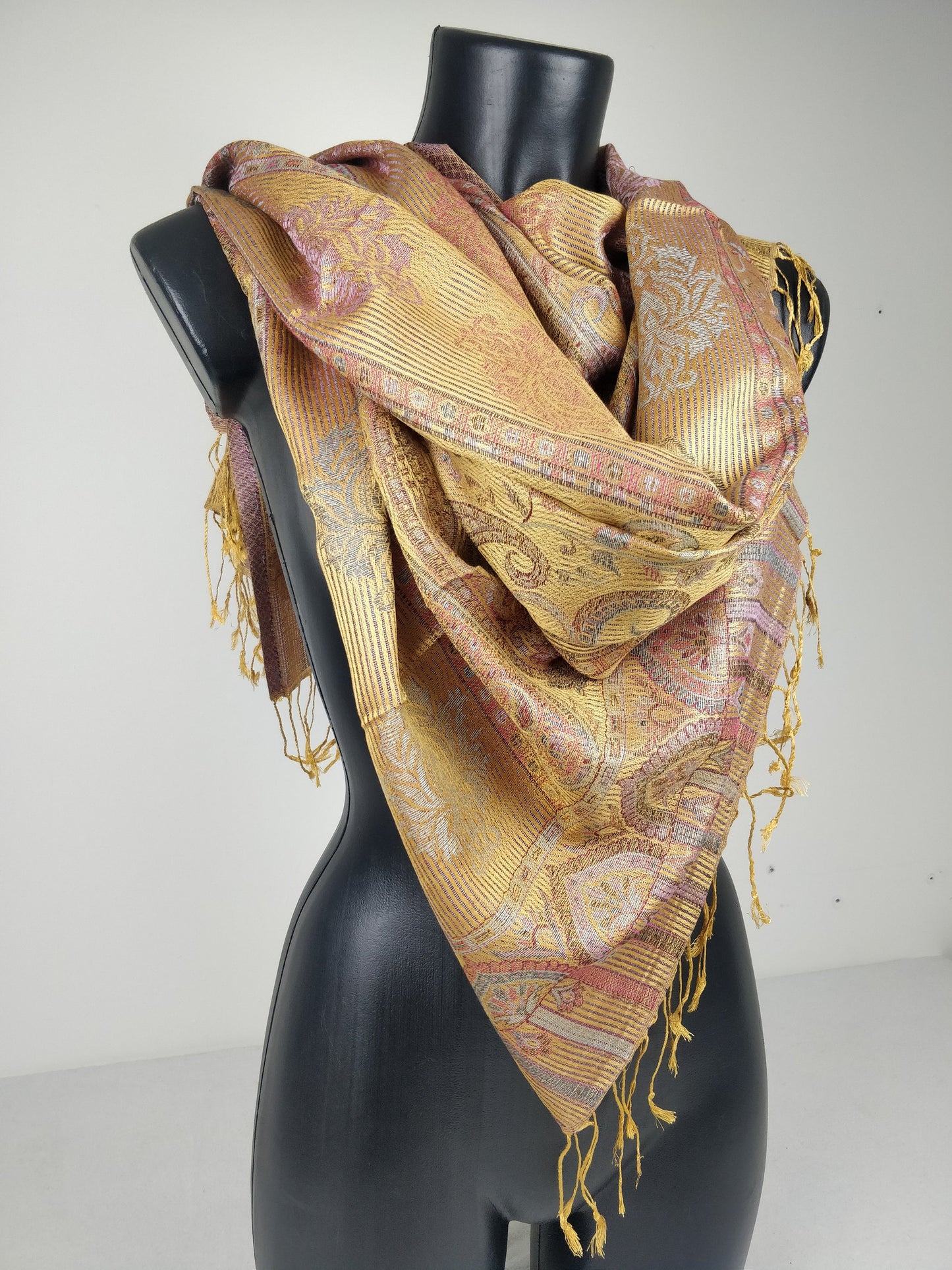 Wende-Mangal-Pashmina aus Modal/Seide. Gelbes Paisley-Muster.