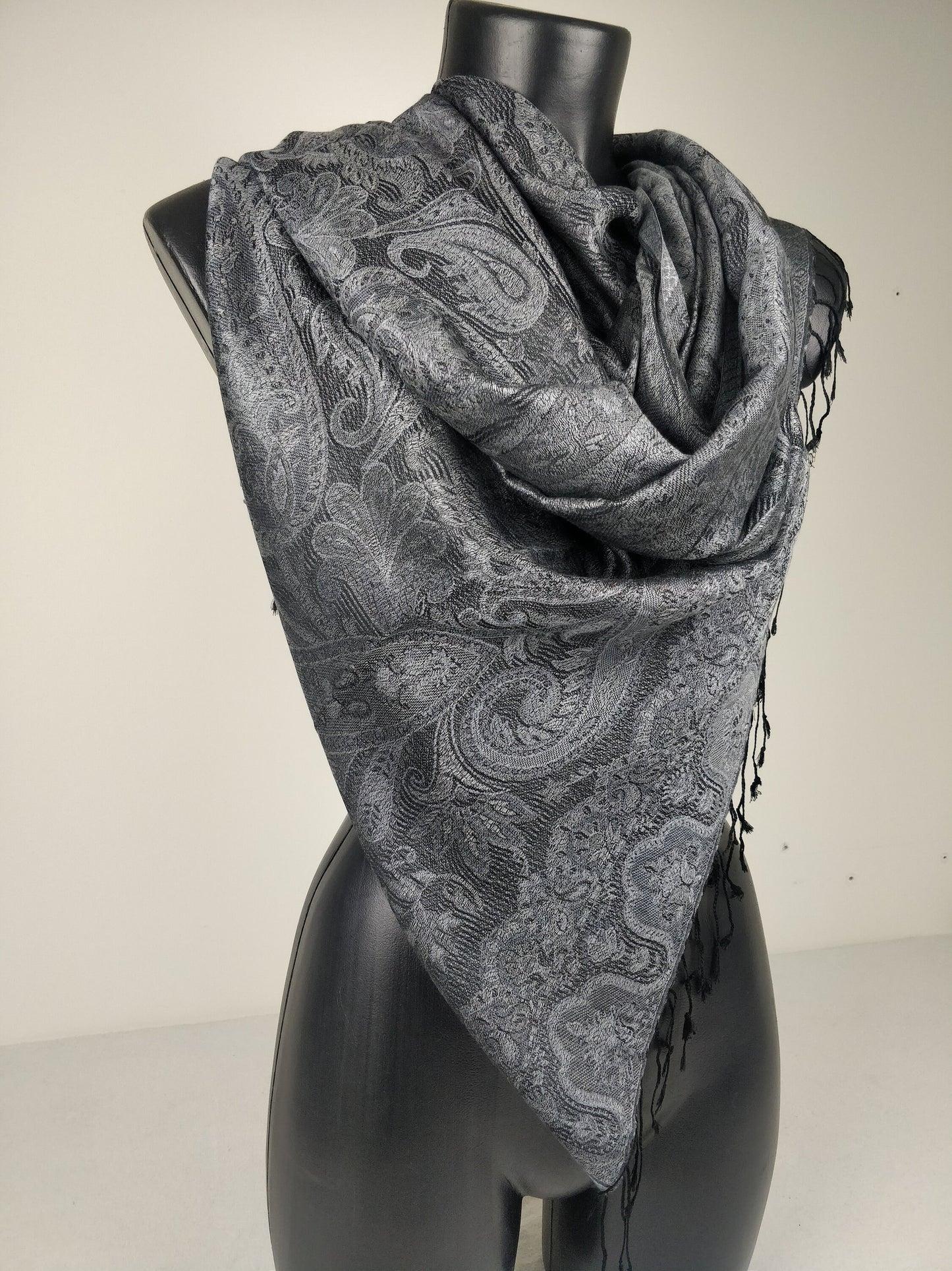 Wende-Mangal-Pashmina aus Modal/Seide. Graues und schwarzes Paisleymuster.