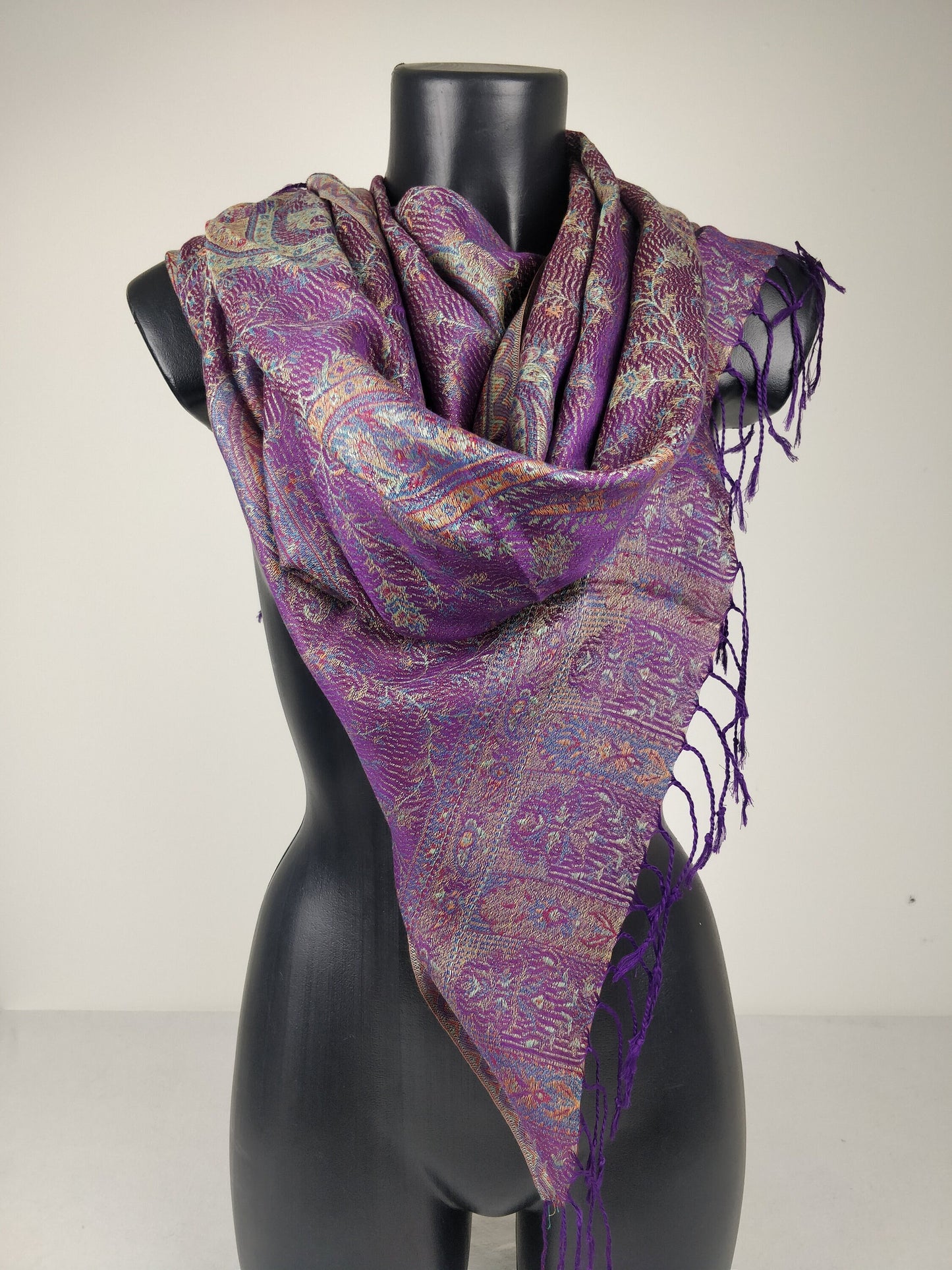 Wende-Mangal-Pashmina aus Modal/Seide. Lila Schal mit Paisley-Muster.