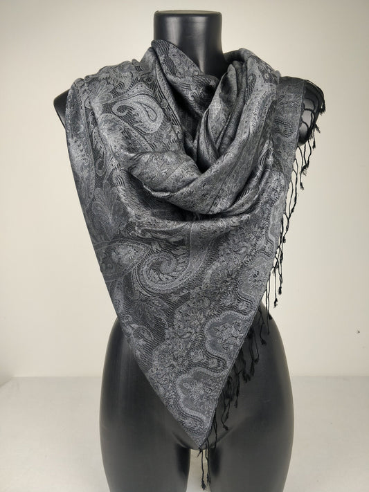 Wende-Mangal-Pashmina aus Modal/Seide. Graues und schwarzes Paisleymuster.