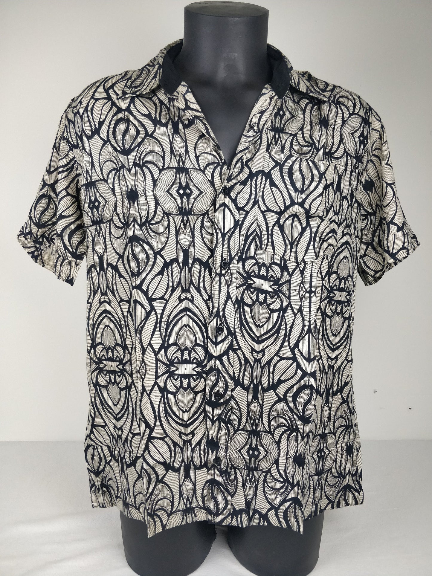 Chemise homme Ribhu manches courtes. Chemise décontracté en rayonne. Motifs ethniques noir.