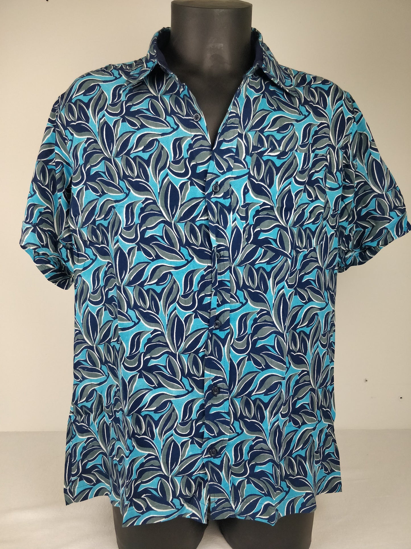 Chemise homme Ribhu manches courtes. Chemise décontractée en rayonne. Motifs fleuri bleu.