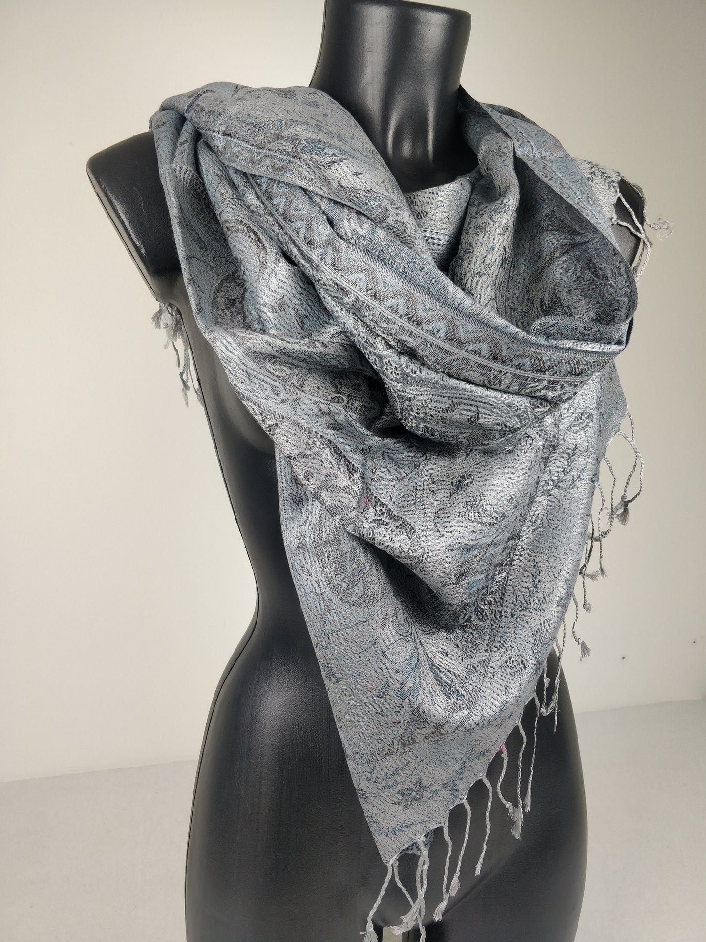 Wende-Mangal-Pashmina aus Modal/Seide. Graues Paisley-Muster.