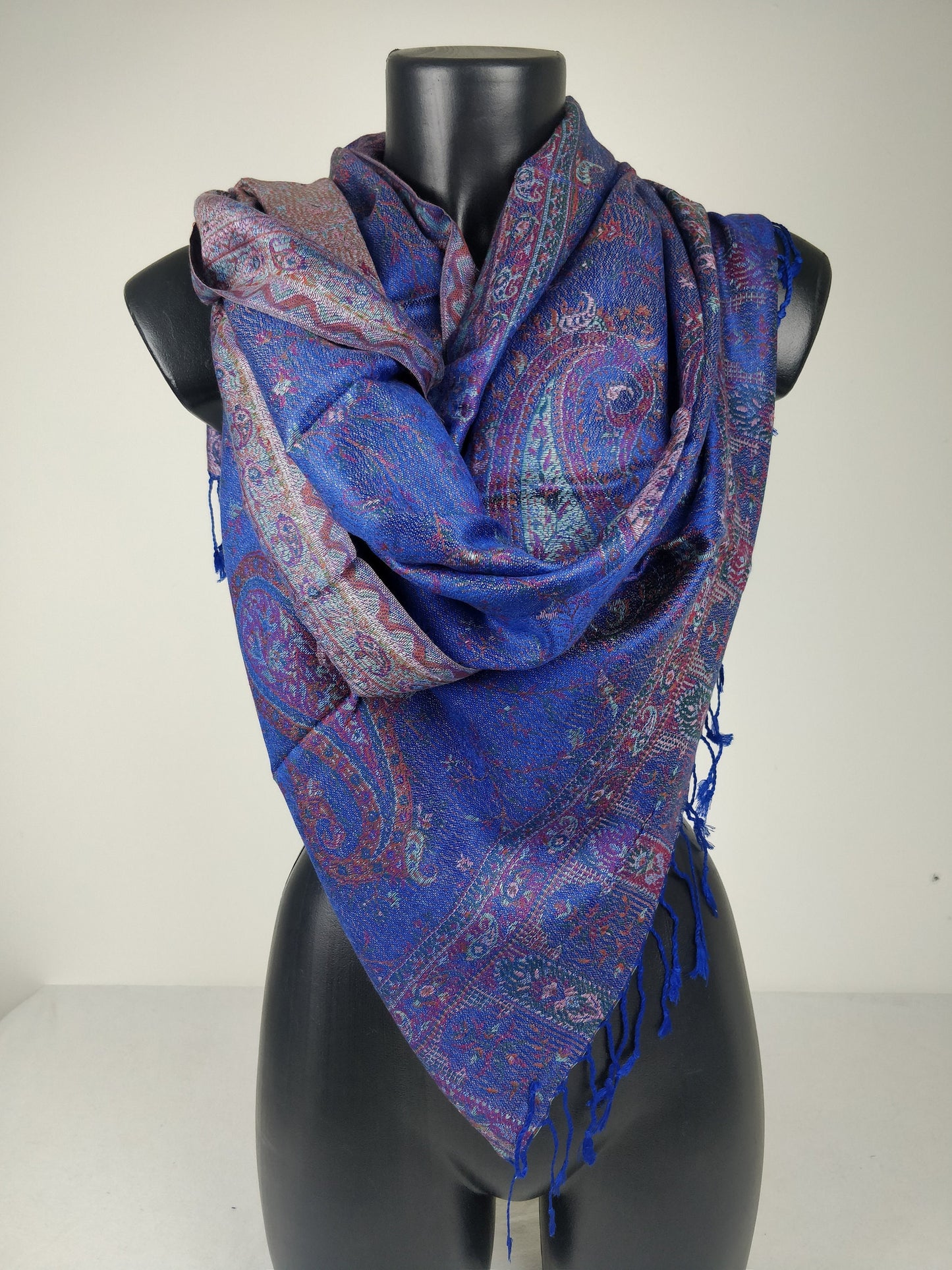 Pashmina Mangal réversible en modal / soie. Motif paisley bleu.