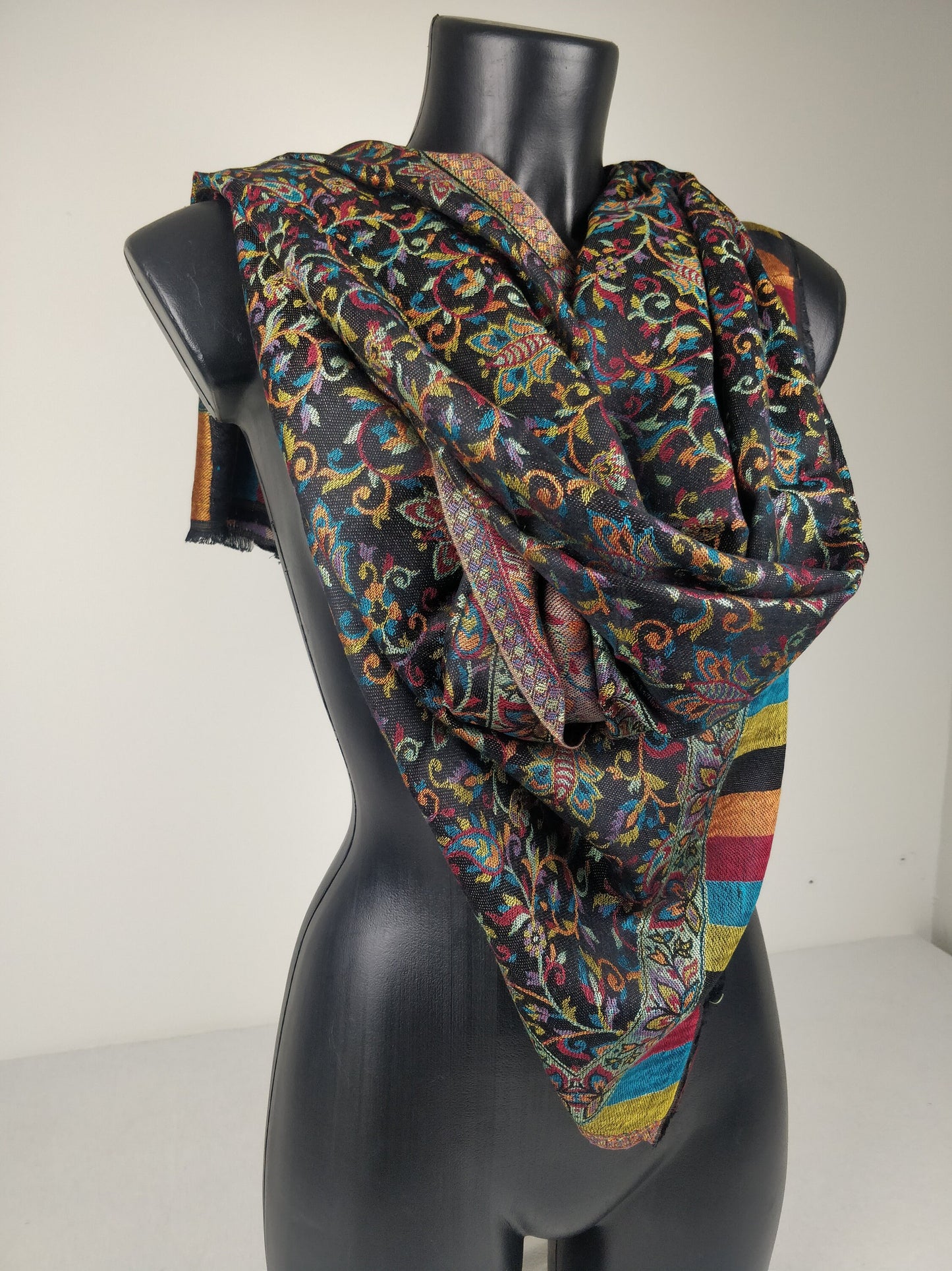 Wende-Pashmina Anjana aus Modal. Schwarzes Paisley-Muster.