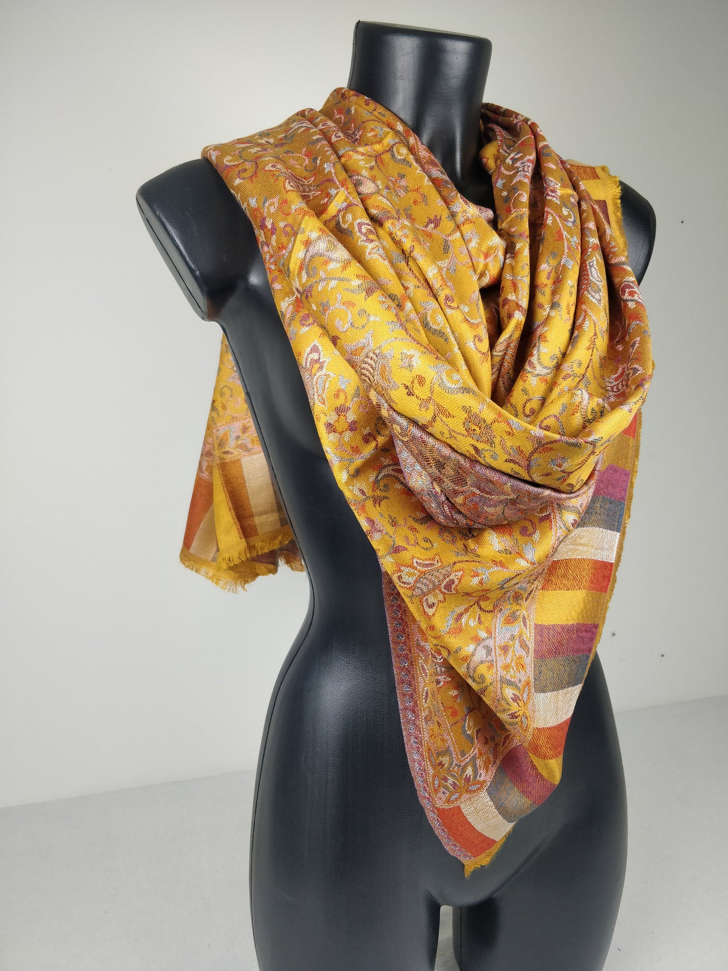 Pashmina Anjana réversible en modal. Echarpe motif paisley jaune.