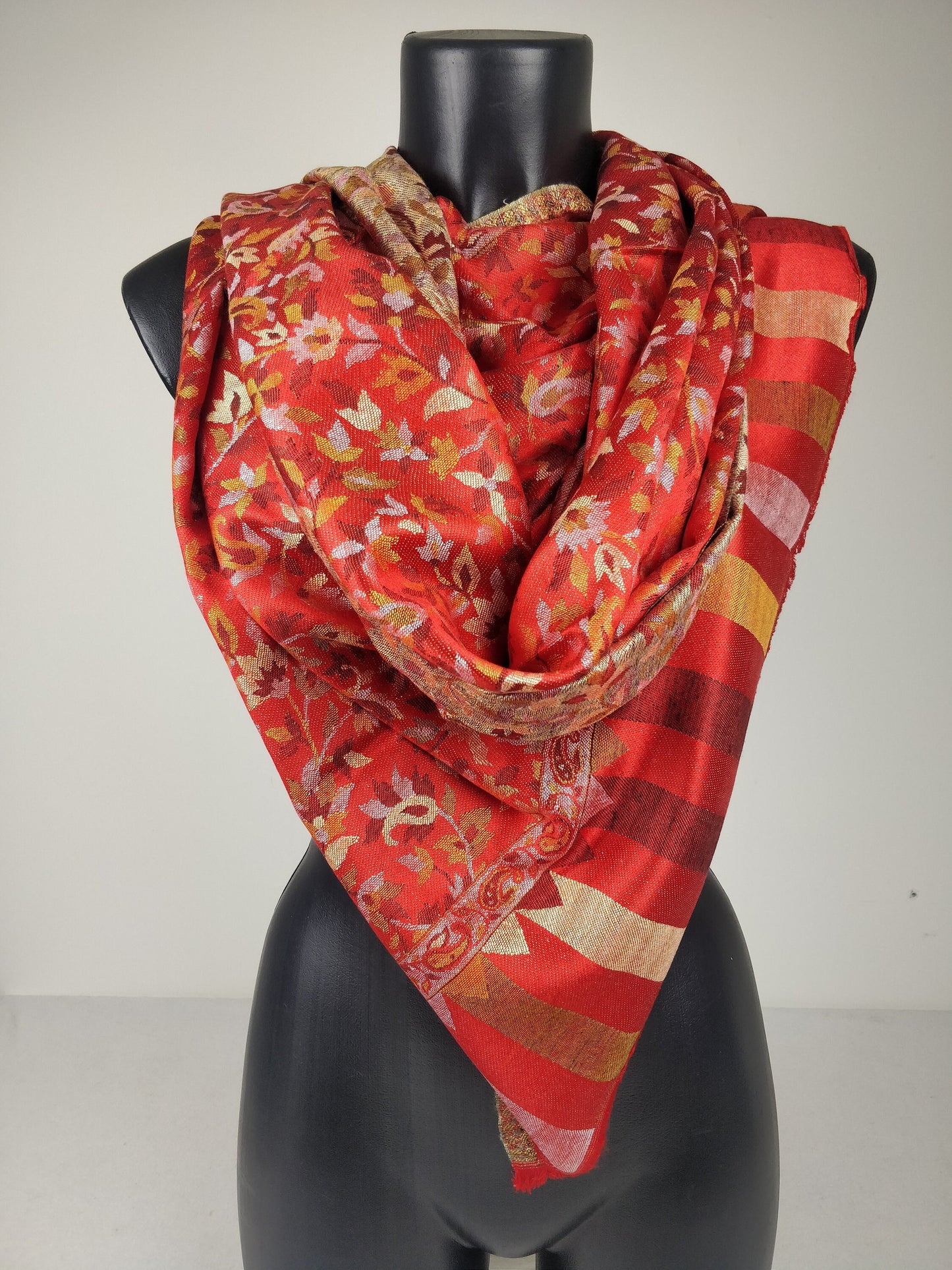 Wende-Pashmina Anjana aus Modal. Roter Schal mit Blumenmuster.