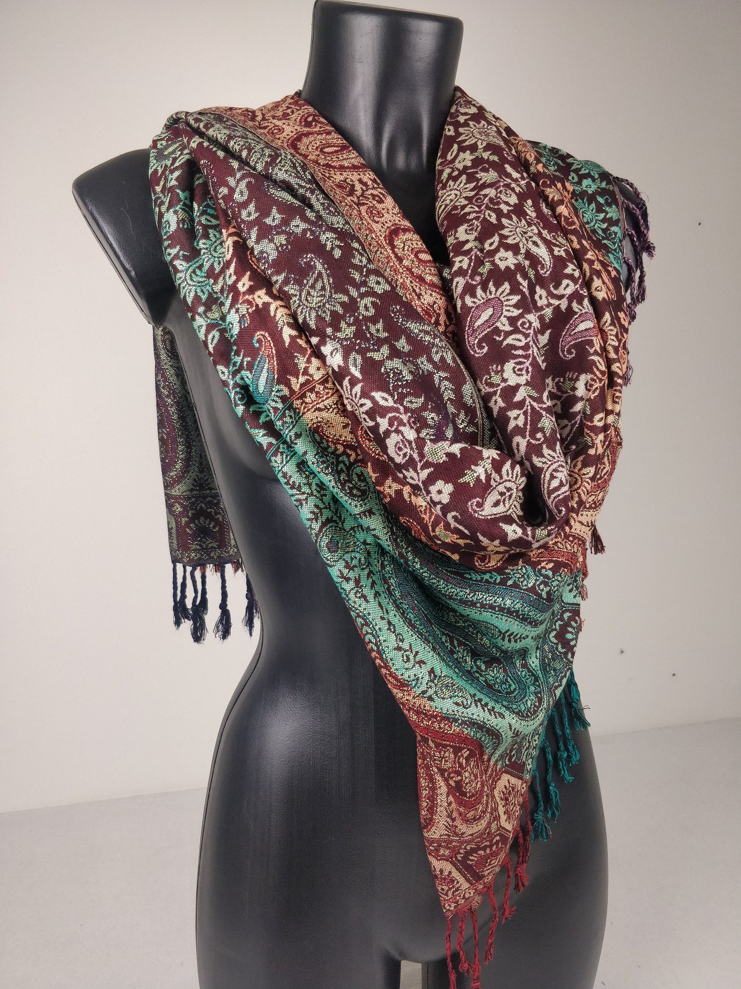 Mehrfarbiger Sankya Wende-Pashmina aus Viskose. Braunes und grünes Paisley-Muster.