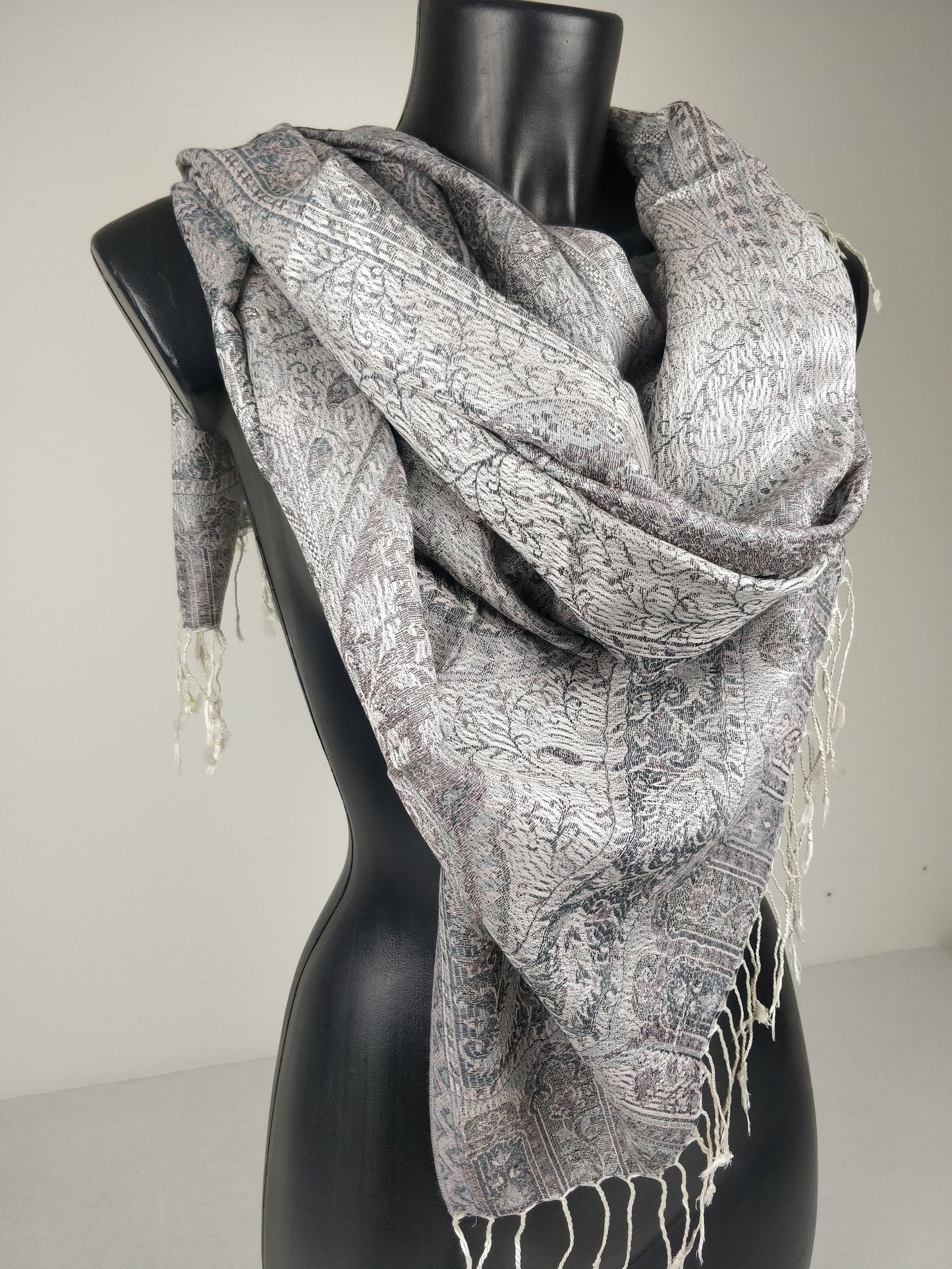 Wende-Mangal-Pashmina aus Modal/Seide. Graues, lila und weißes Paisleymuster.