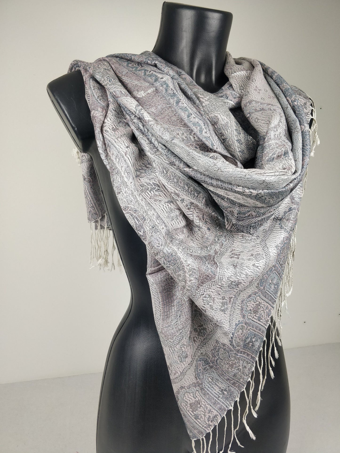 Pashmina Mangal réversible en modal / soie. Motif paisley gris et blanc.