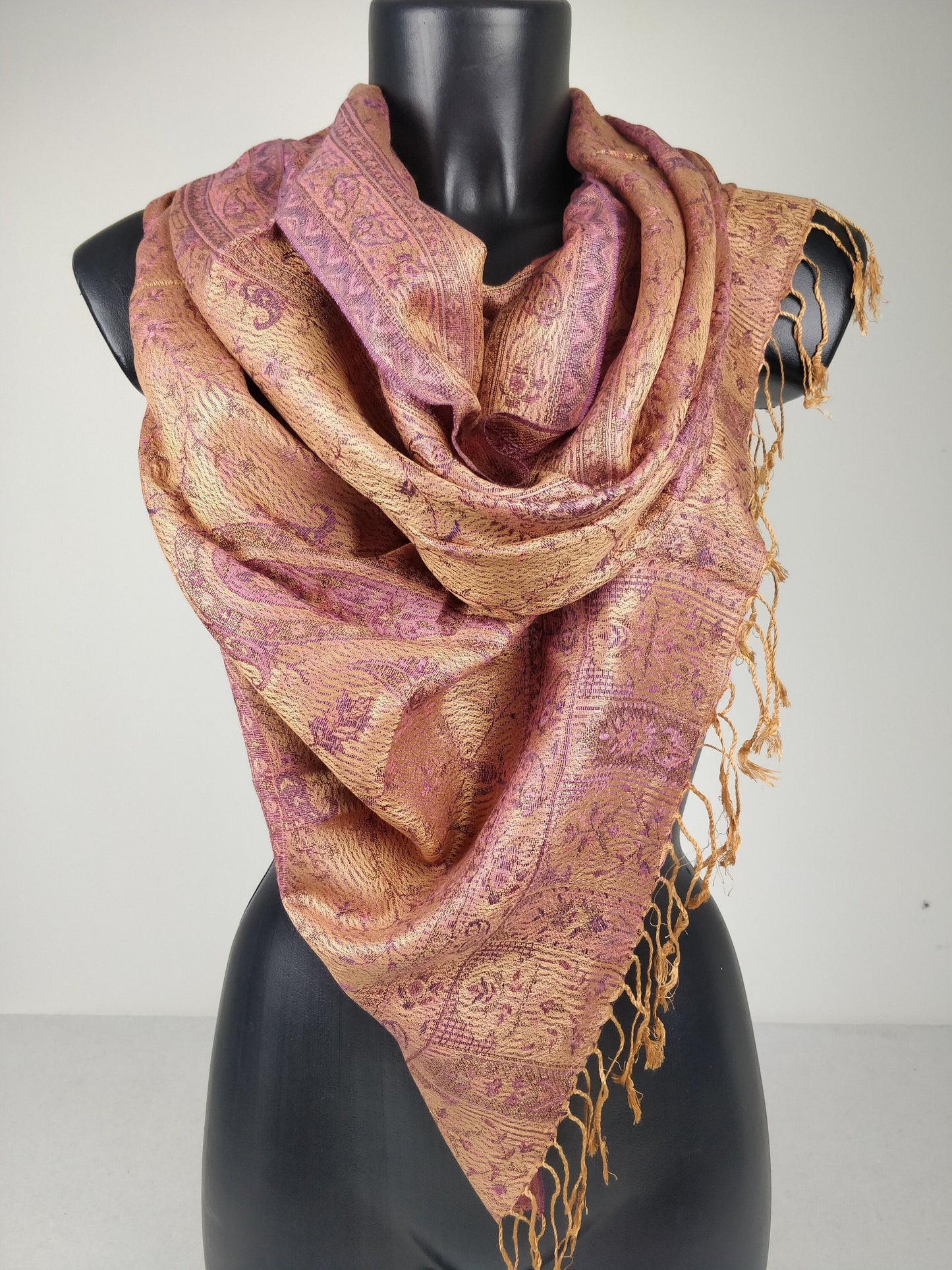 Wendbarer Mangal-Pashmina aus Modal/Seide. Braunes und rosa Paisley-Muster.