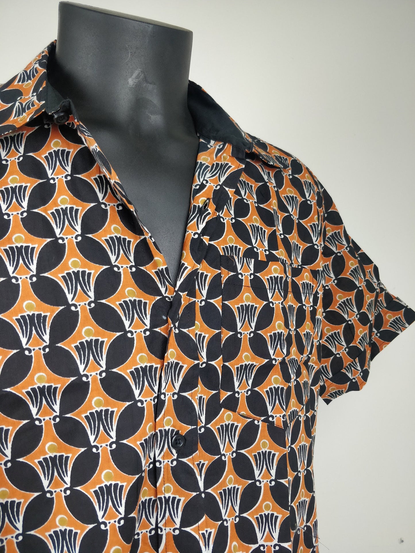 Chemise homme Ribhu manches courtes. Chemise en coton. Motifs ethnique orange et noir.