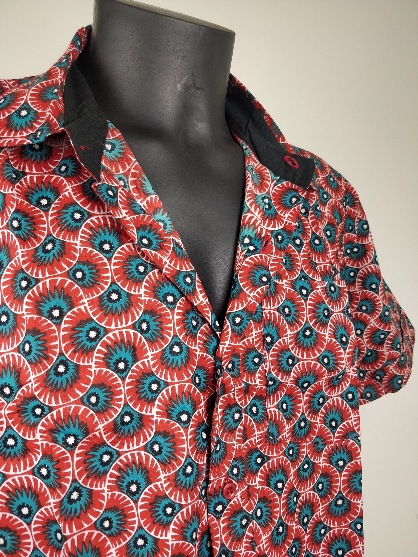 Chemise homme Ribhu manches courtes. Chemise en coton. Motifs ethnique rouge et bleu.