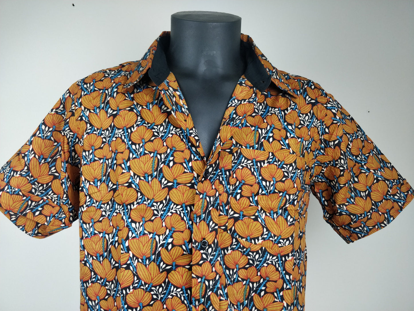 Chemise homme Ribhu manches courtes. Chemise en coton. Motifs fleuri marron.