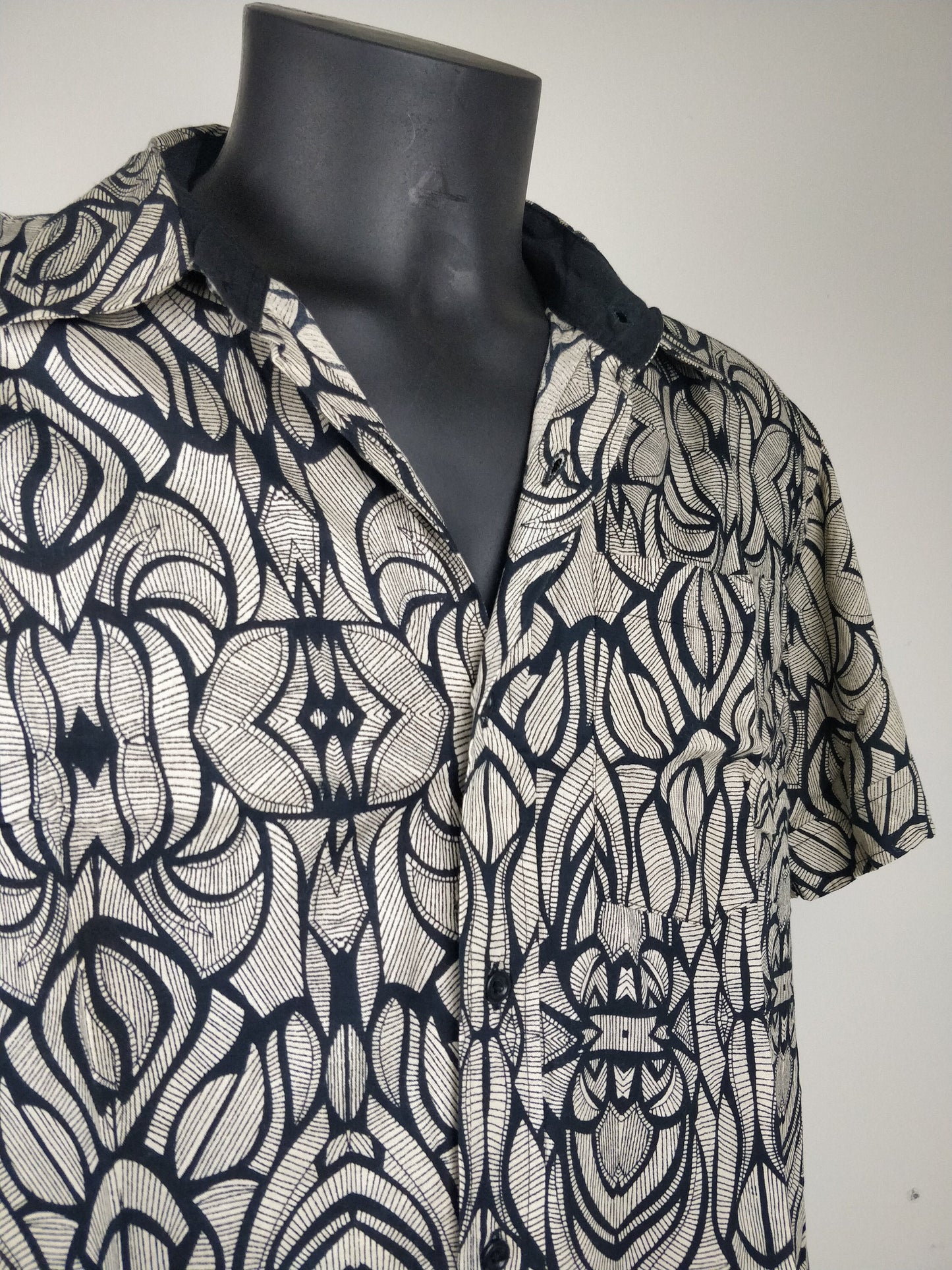 Chemise homme Ribhu manches courtes. Chemise décontracté en rayonne. Motifs ethniques noir.