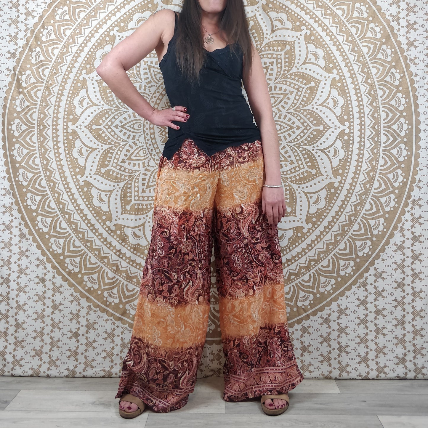 Pantalon femme Ajeeta en soie indienne. Pantalon boho ample, coupe droite. Imprimé paisley marron et orange avec insertions or.