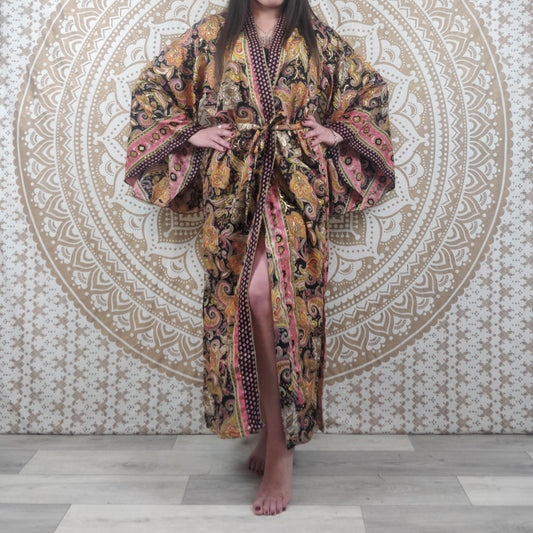 Kimono long femme Joda en soie indienne. Kimono style japonnais manches longues. Imprimé fleuri noir, jaune et rose avec insertions or.