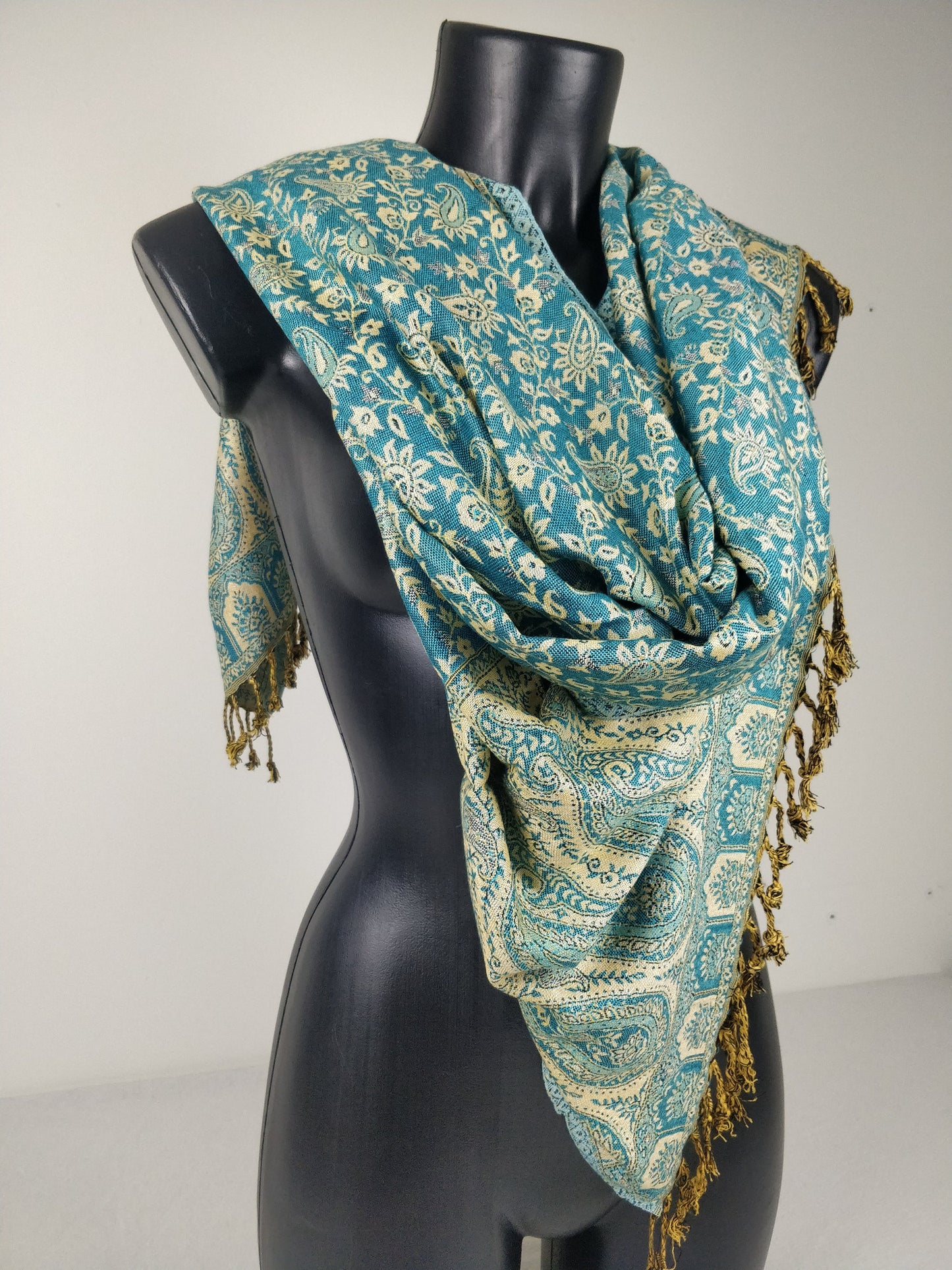 Pashmina réversible Sankya en viscose. Echarpe aux motifs paisley bleu.