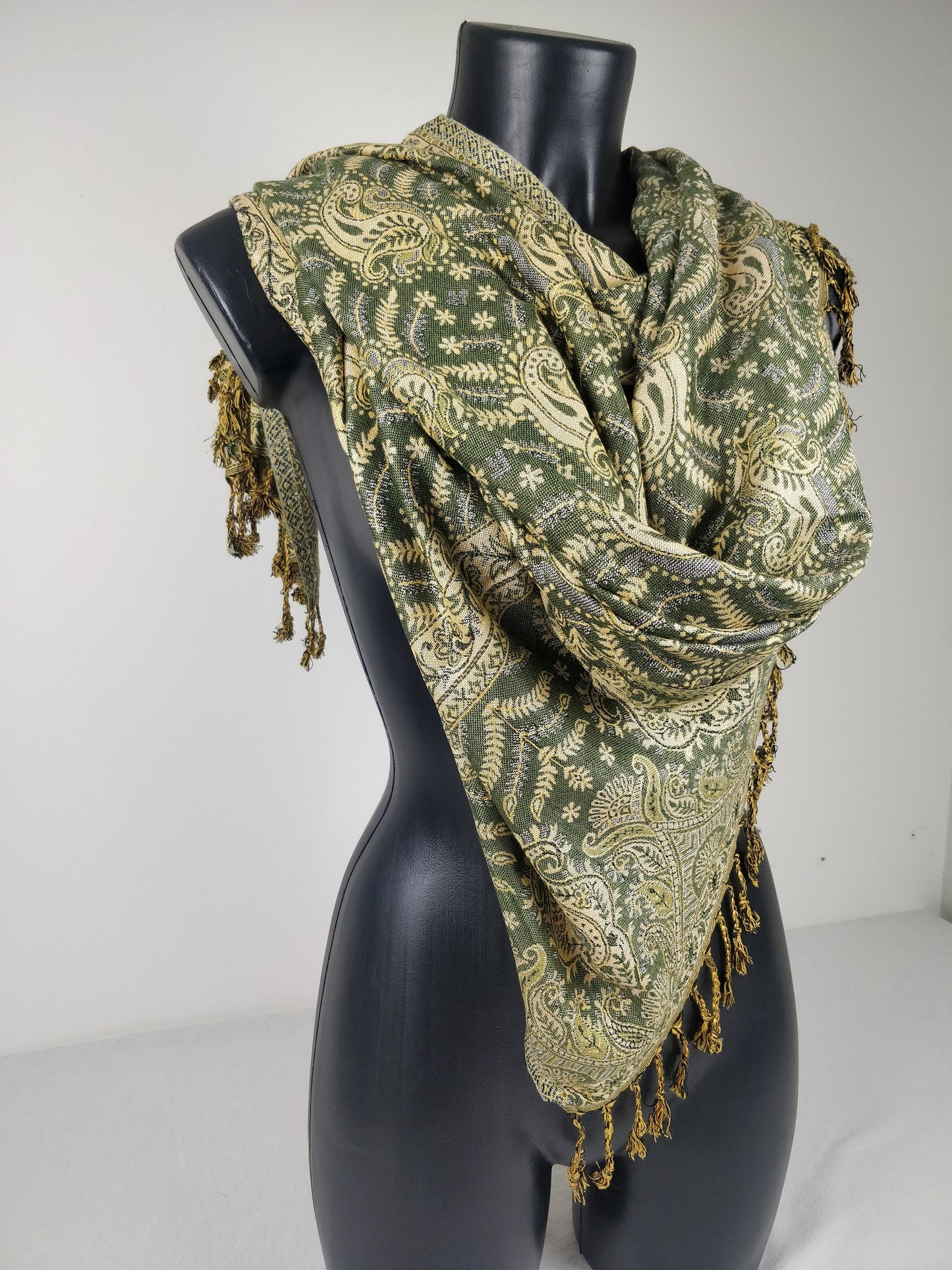 Pashmina Asoha réversible en viscose. Echarpe aux motifs paisley vert.