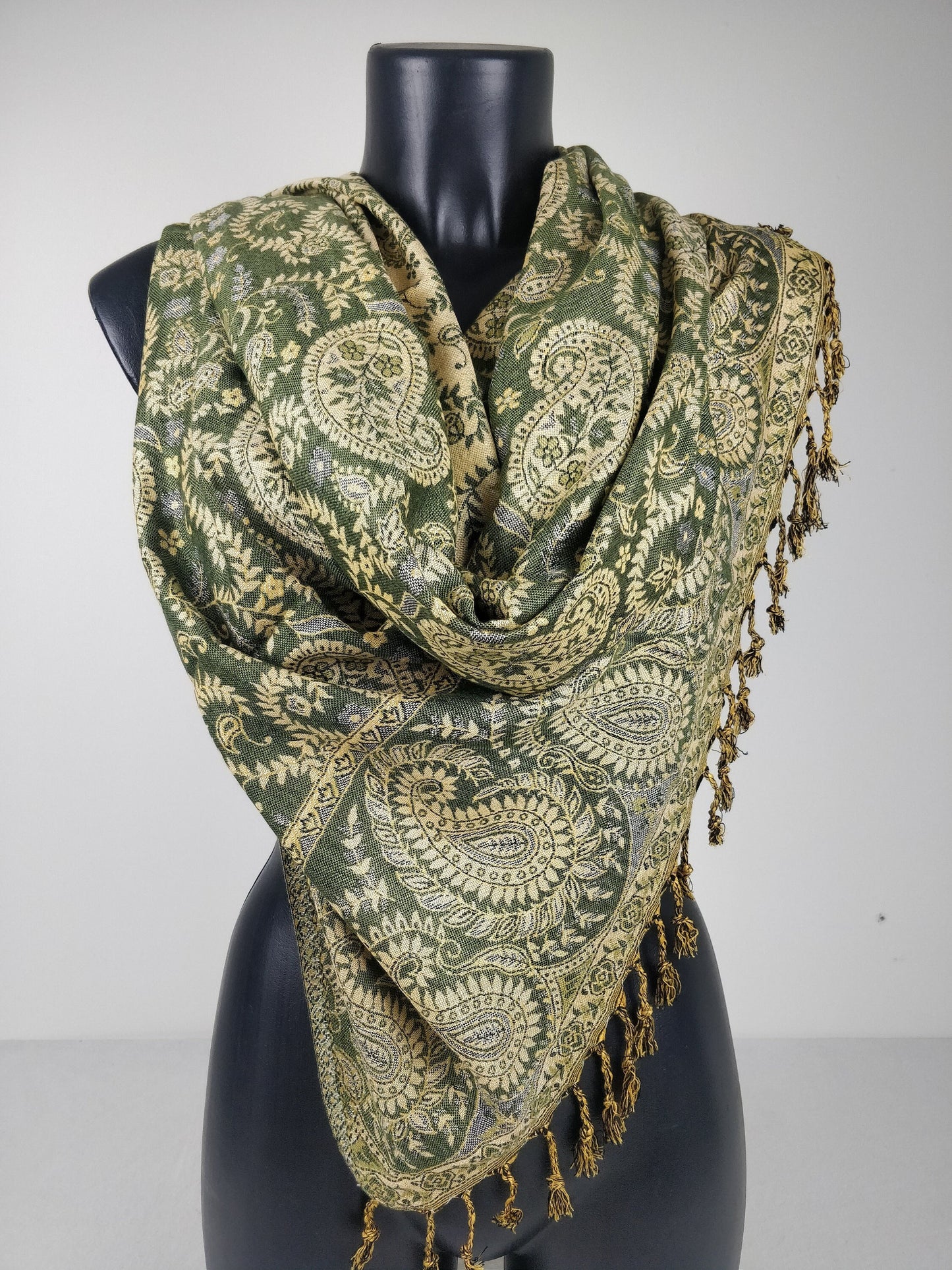 Pashmina Asoha réversible en viscose. Echarpe motif paisley vert et blanc.