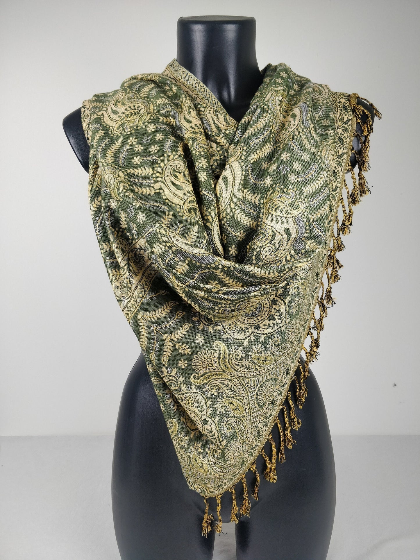 Pashmina Asoha réversible en viscose. Echarpe aux motifs paisley vert.