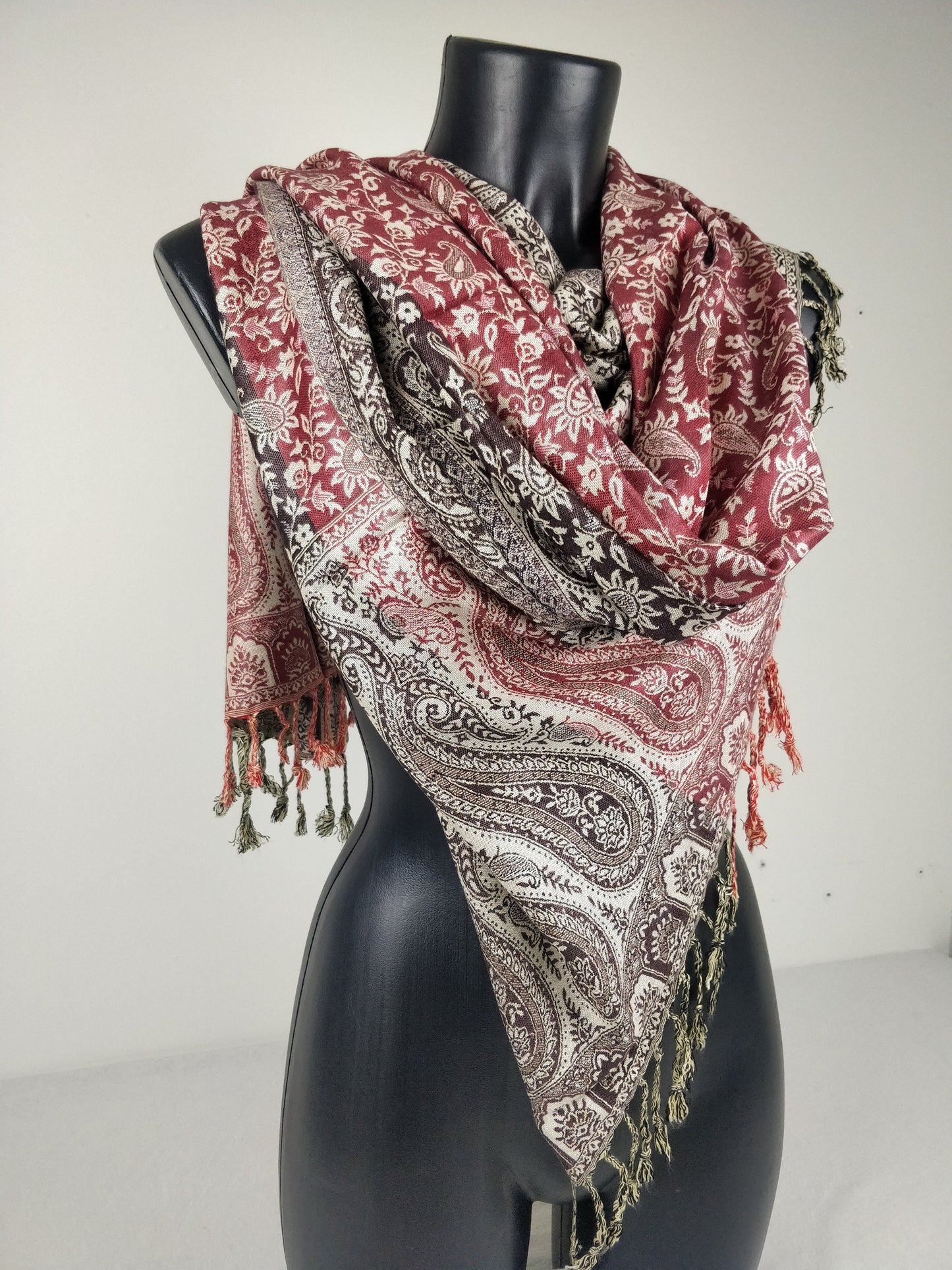 Mehrfarbiger Sankya Wende-Pashmina aus Viskose. Rotes und braunes Paisleymuster.