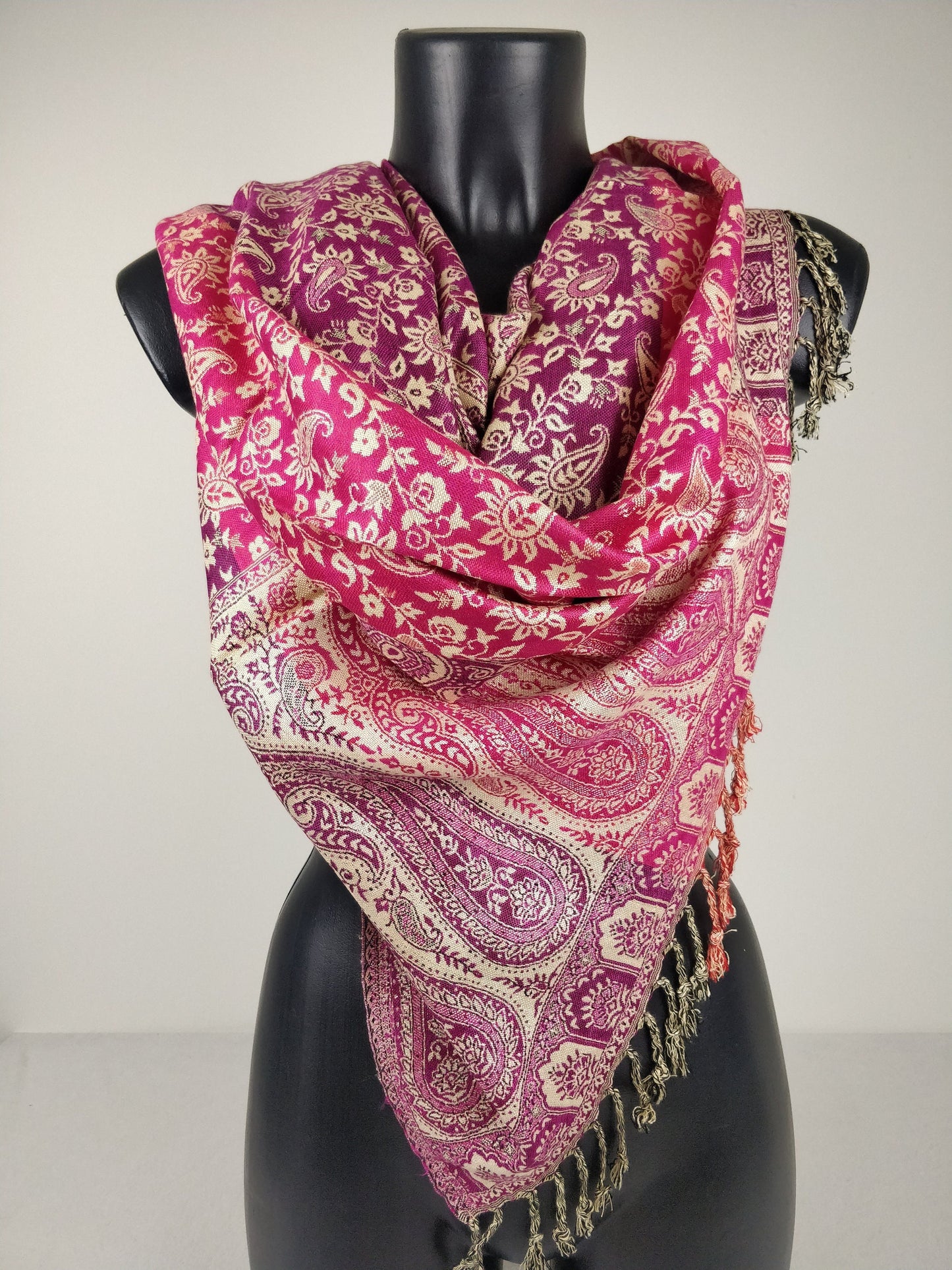 <img src="echarpe1.png" alt="Écharpe en viscose rose et crème avec motifs paisley et floraux">
