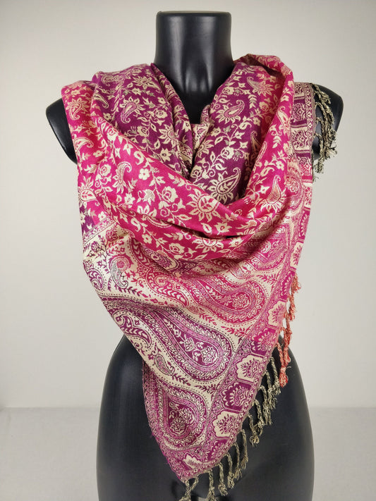 <img src="echarpe1.png" alt="Écharpe en viscose rose et crème avec motifs paisley et floraux">
