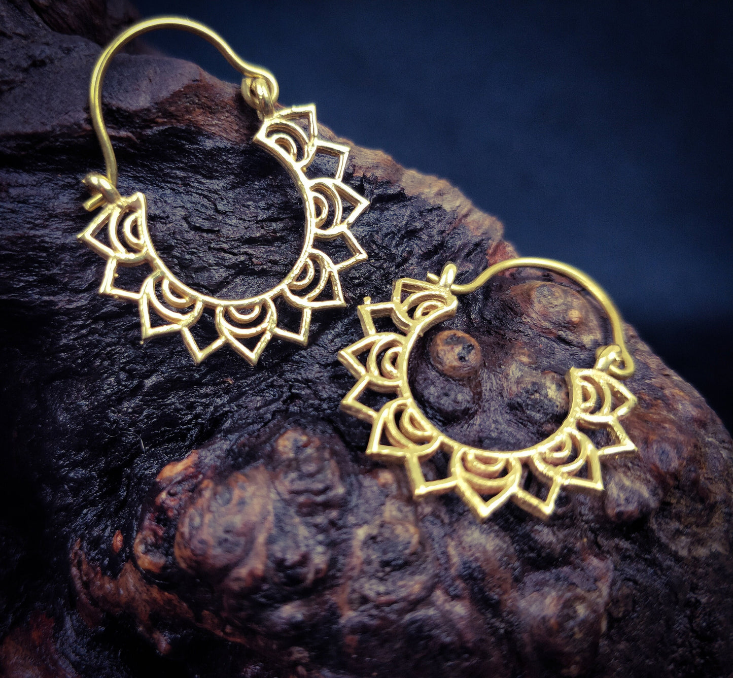 Mini boucles d'oreilles indiennes en laiton / laiton plaqué argent.Créoles mandala bohème.