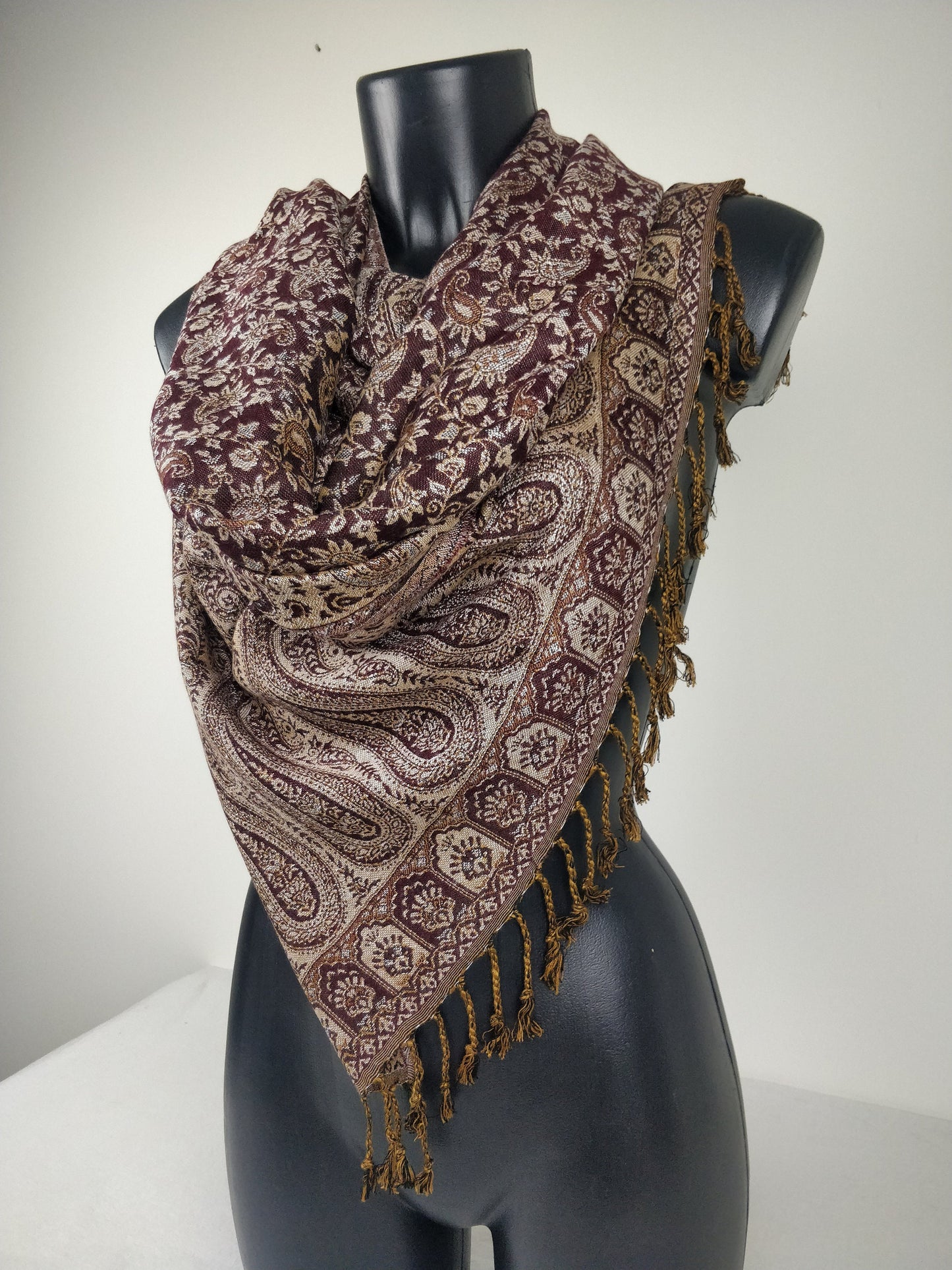 Pashmina réversible Sankya en viscose. Echarpe motif paisley marron.