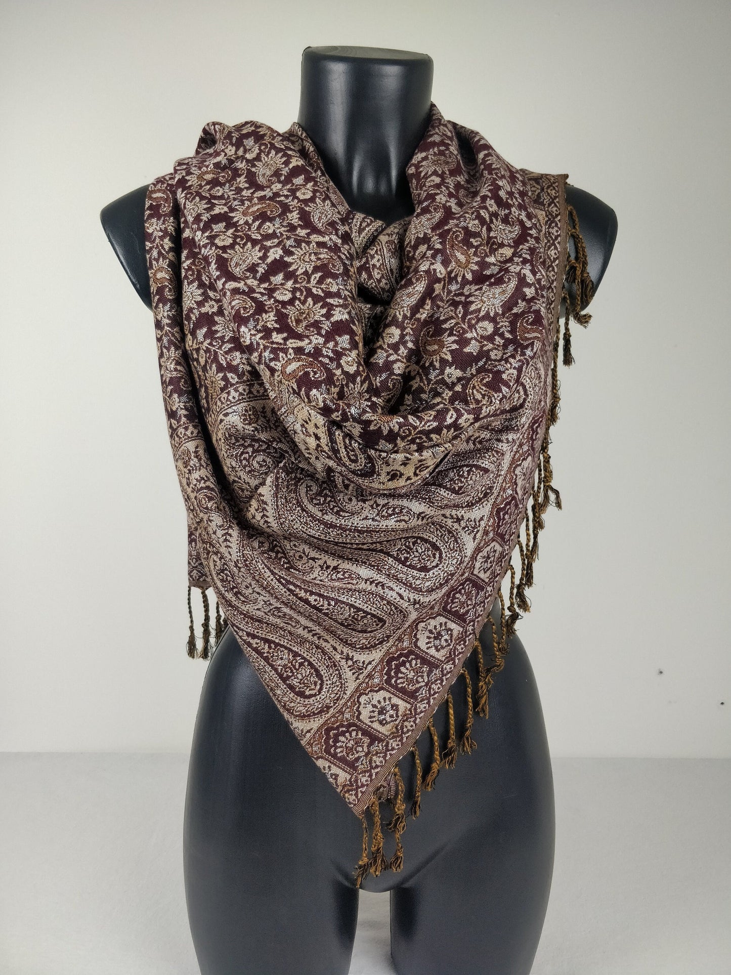 Pashmina réversible Sankya en viscose. Echarpe motif paisley marron.