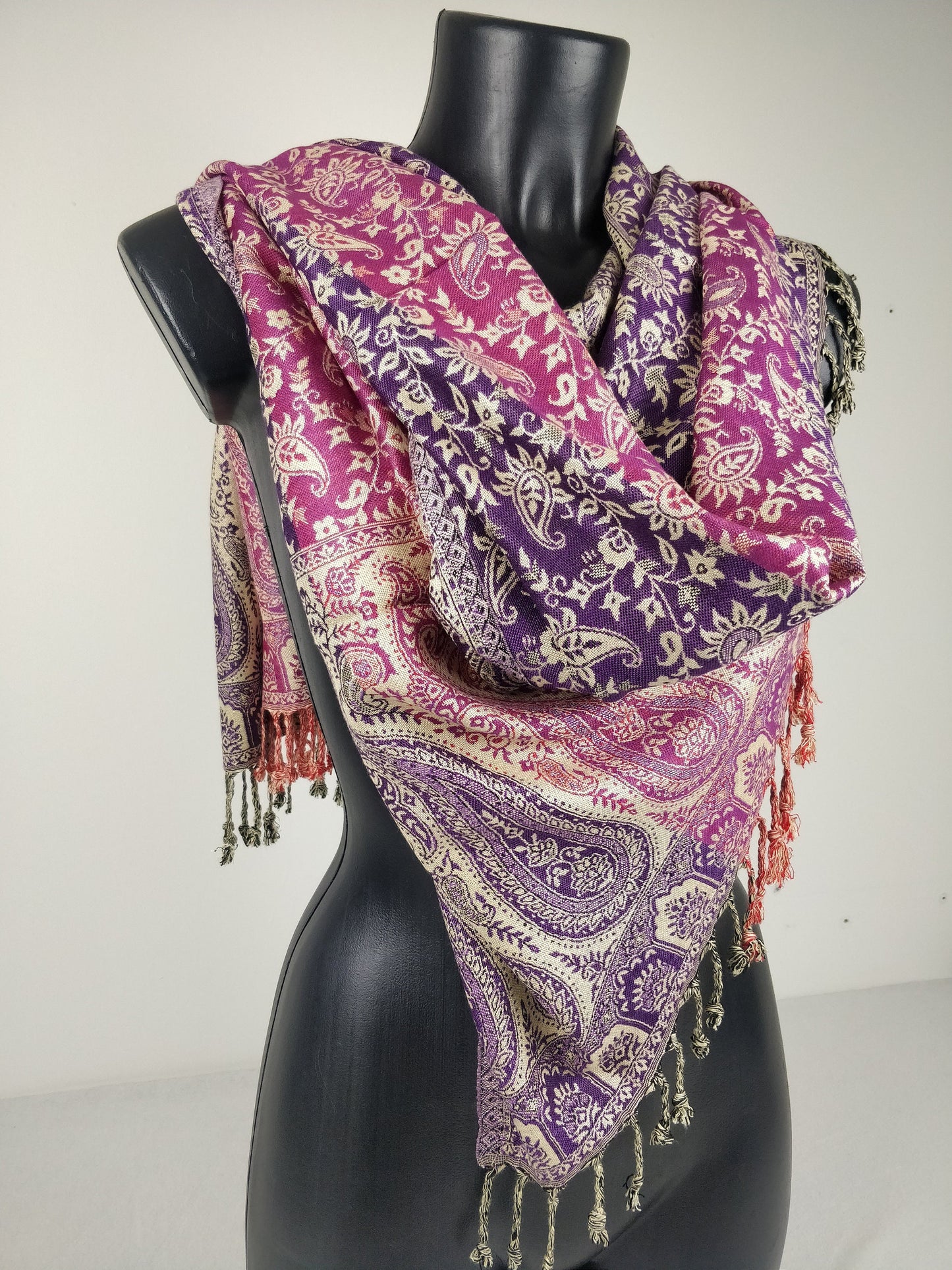 Mehrfarbiger Sankya Wende-Pashmina aus Viskose. Lila und rosa Paisley-Muster.